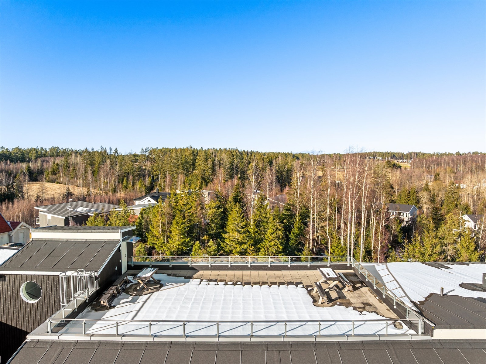 Sameiet har flere attraktive felles fasiliteter, blant annet en stor og solfylt takaltan. Galleribilde