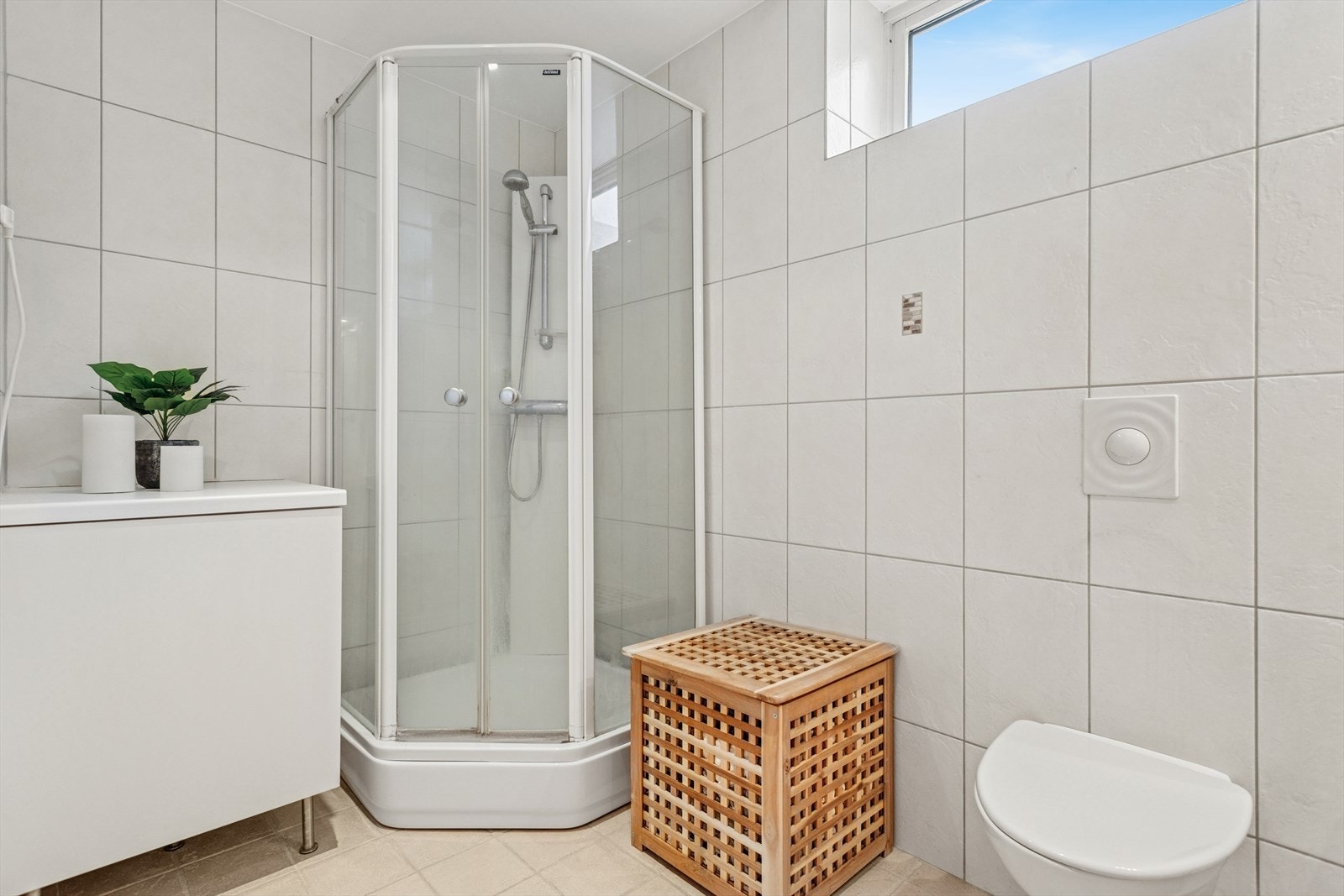 Flislagt baderom med varme i gulv og downlights i himling. Galleribilde