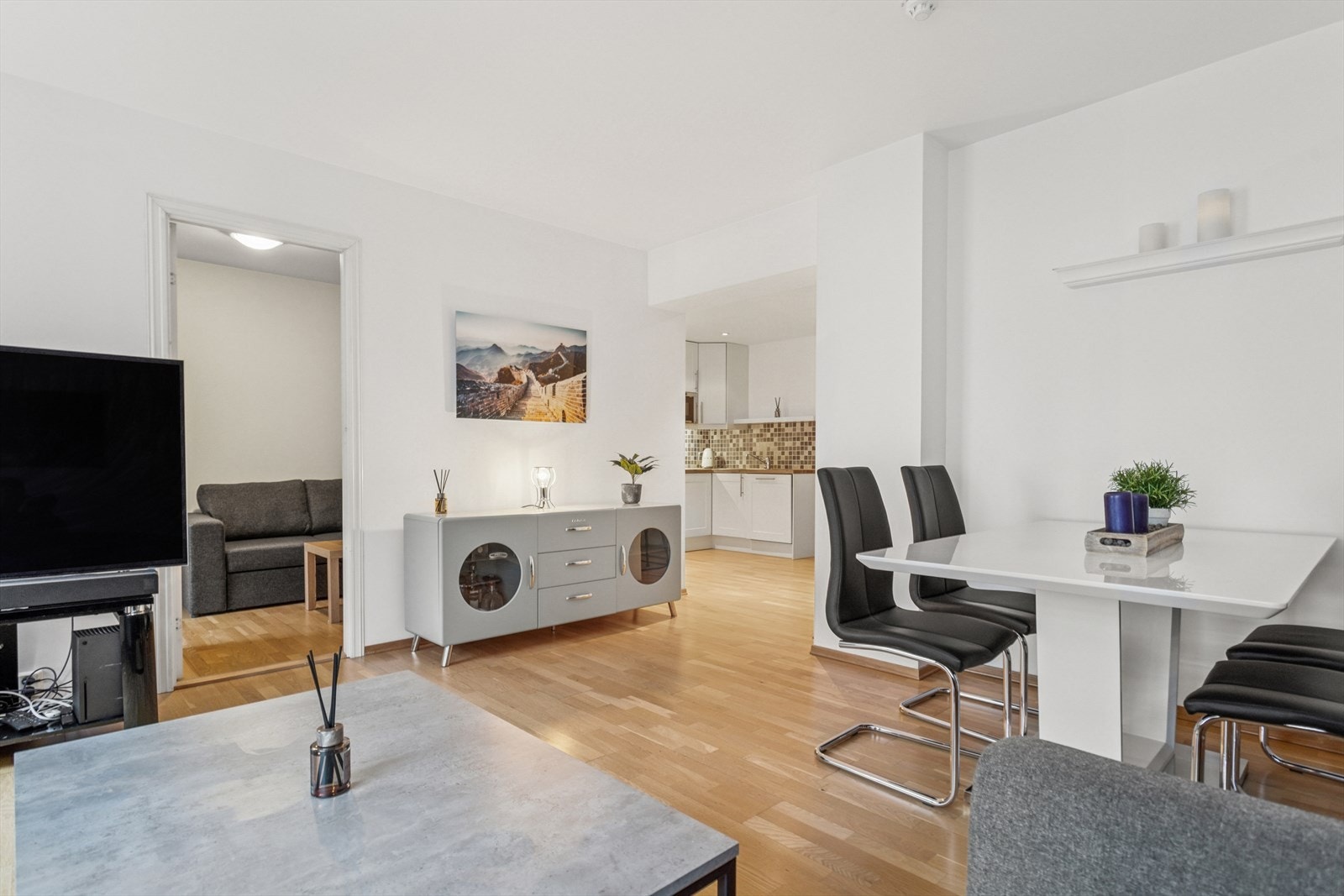 Lys og åpen stue som nyter godt av lysinnslippet fra de store vindusflatene Galleribilde