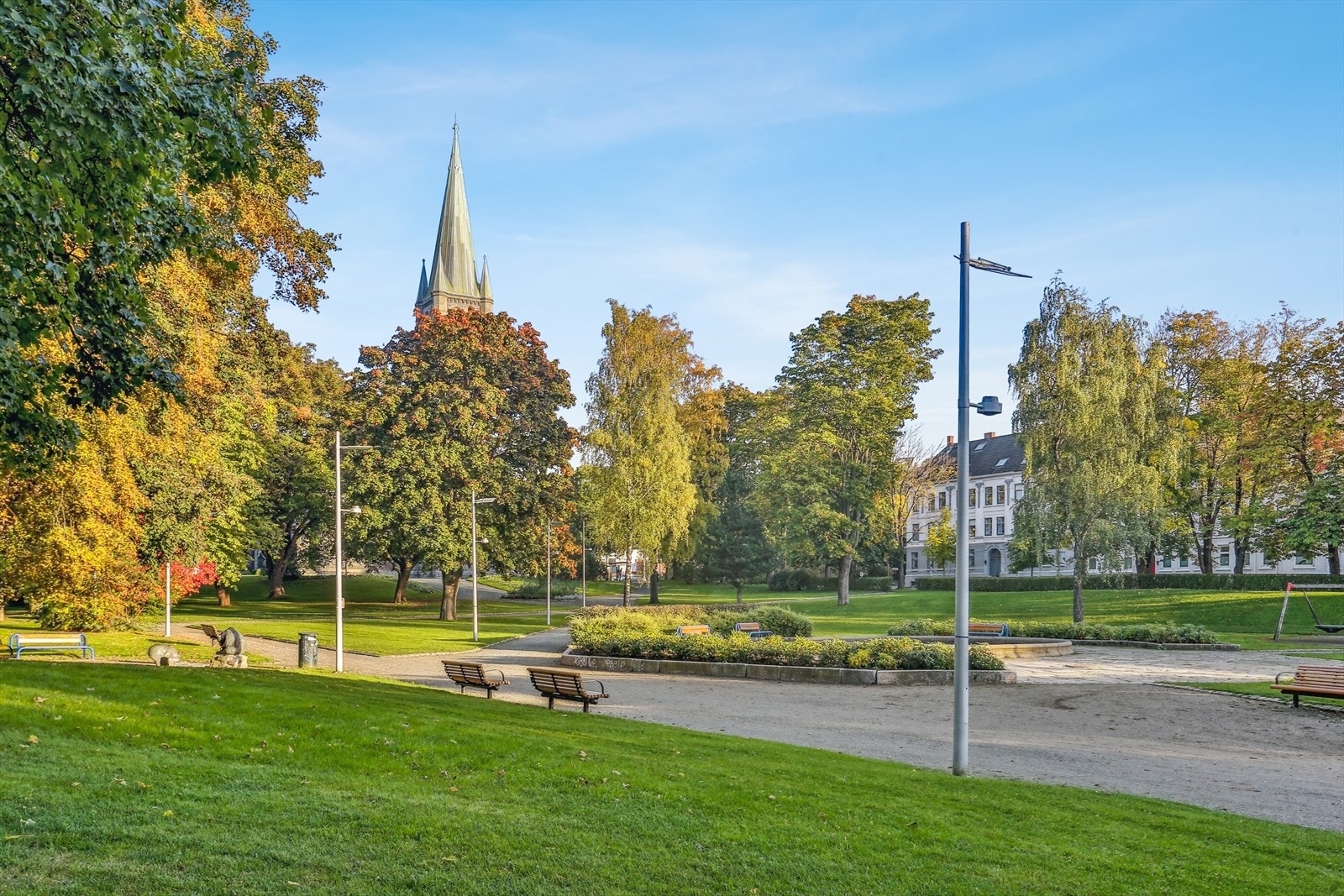 Lademoparken, som er nærmeste nabo, kan spesielt anbefales. Her kan man nyte sommerdagene i solrike omgivelser med store gressområder Galleribilde