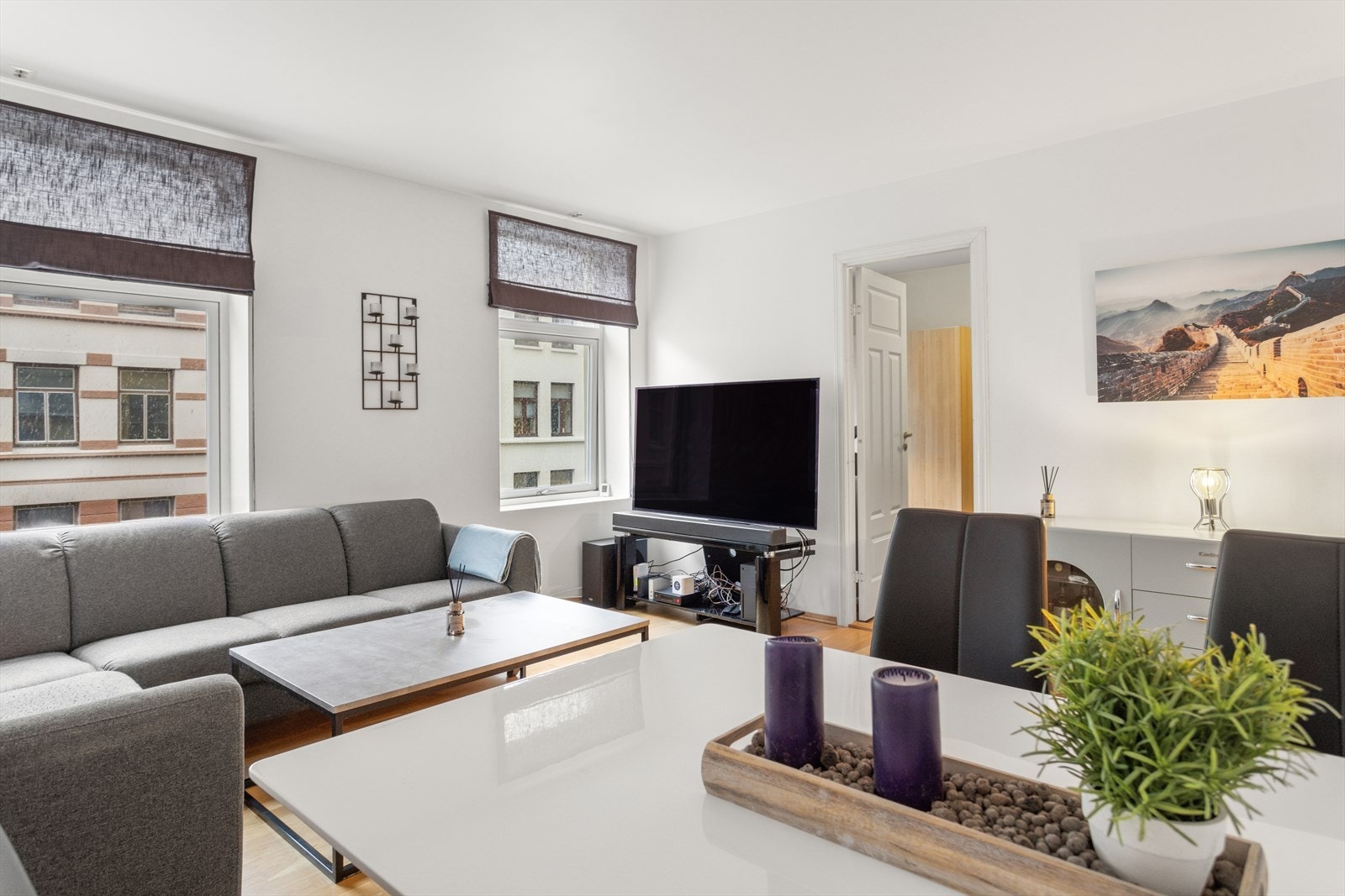 God plass til stor sofagruppe, TV, spisebord og øvrig ønsket møblement Galleribilde