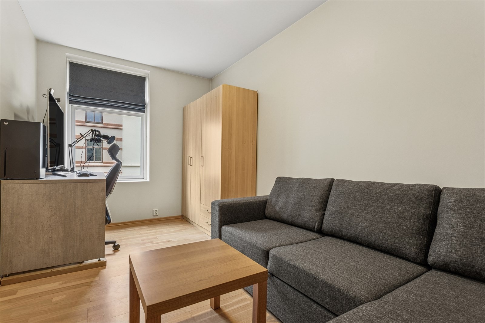 Hovedsoverommet er på 10.5 kvm og er i dag brukt som hjemmekontor Galleribilde