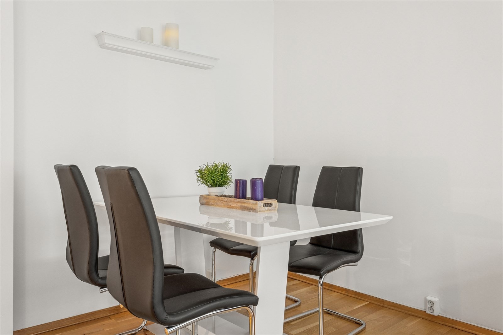 Plass til spisebord for flere personer. Galleribilde