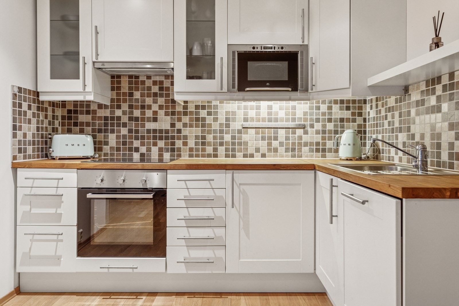 Hvitevarer som komfyr, koketopp, mikro og oppvaskmaskin medfølger. Galleribilde