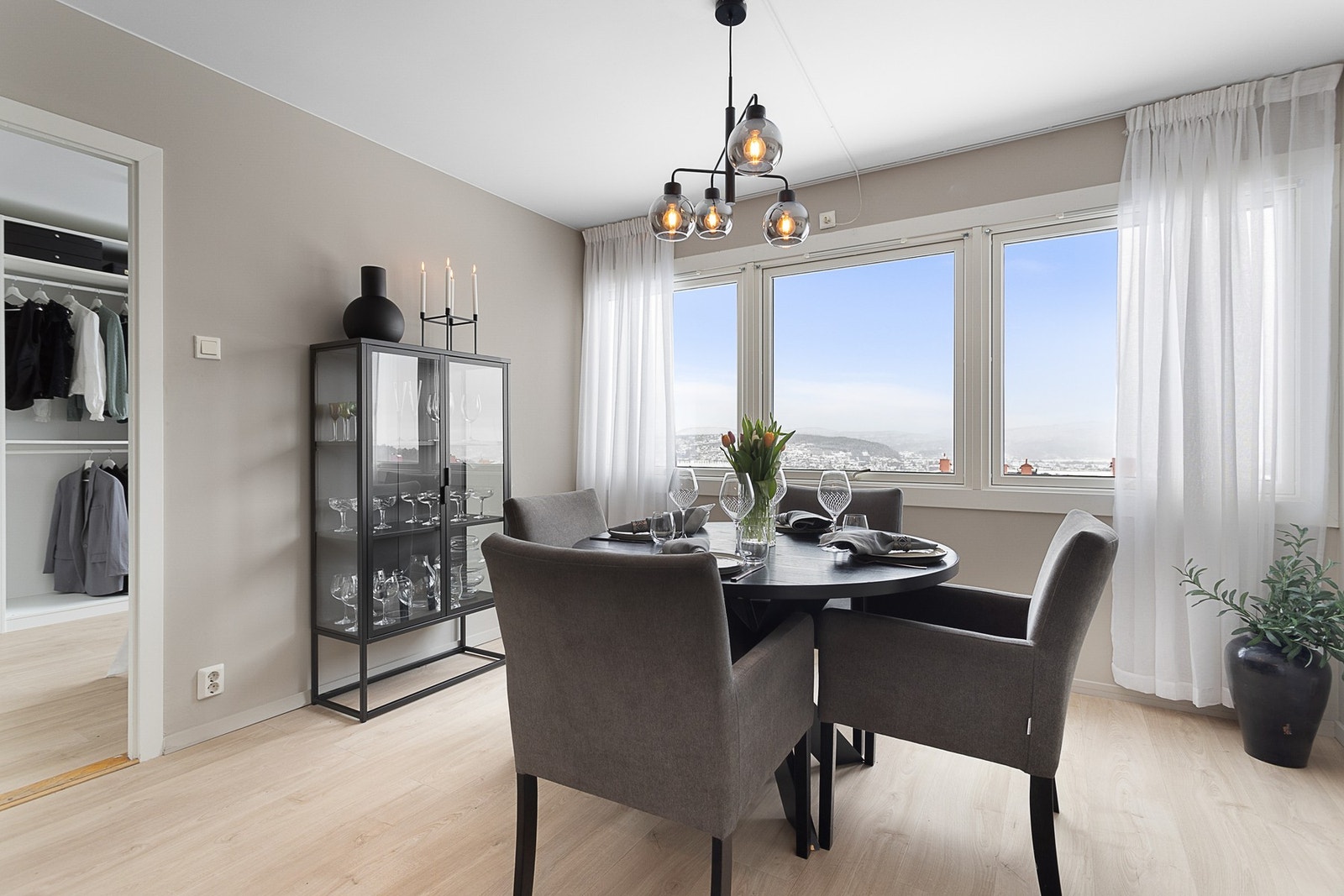 Kjøkkenet har en koselig spisesplass ved vindu Galleribilde