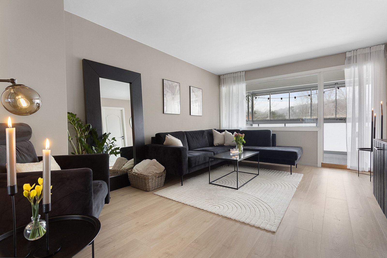 En innbydende og fin leilighet beliggende i 3.etg. og med utgang til innglasset balkong. Galleribilde