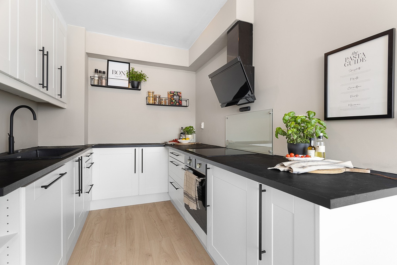 nnredningen har integrert kombiskap, oppvaskmaskin, stekeovn og platetopp. Galleribilde