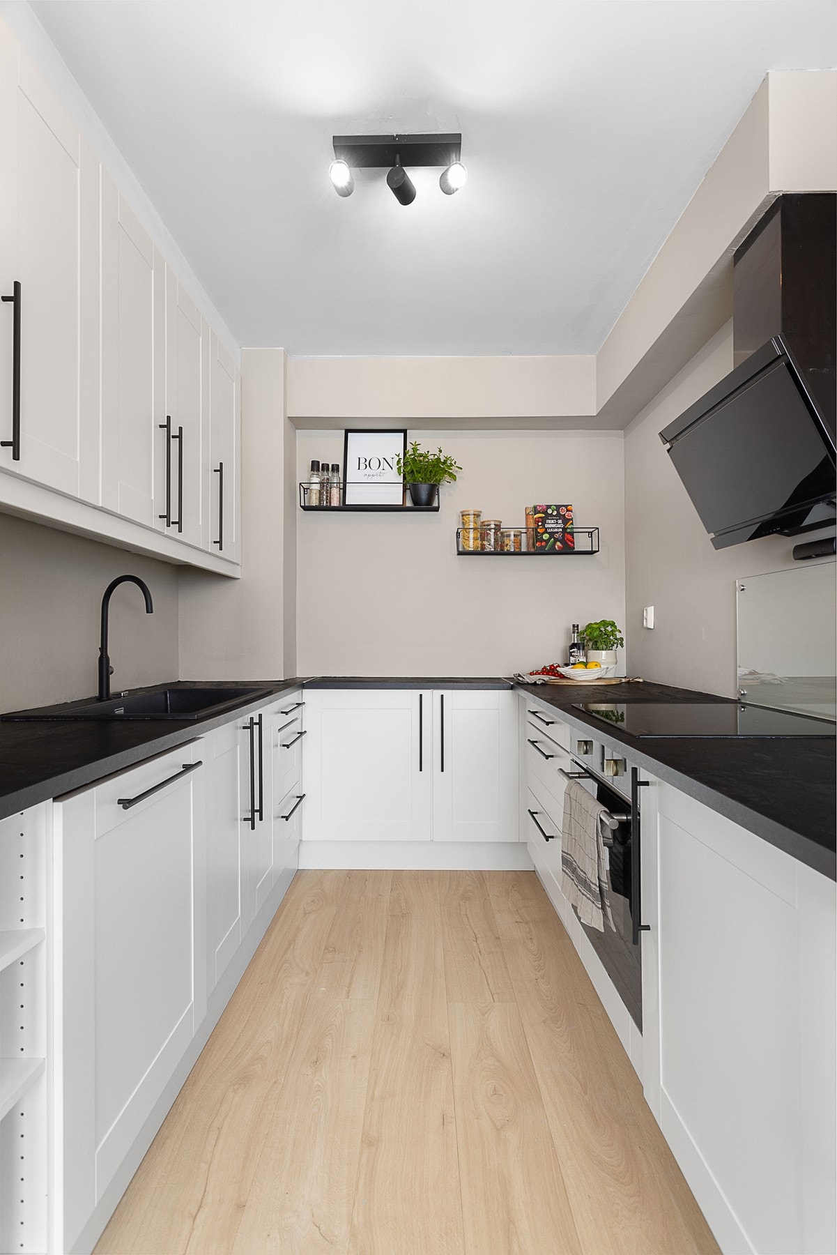 Pent kjøkken med gode løsninger for oppbevaring og benkeplass Galleribilde