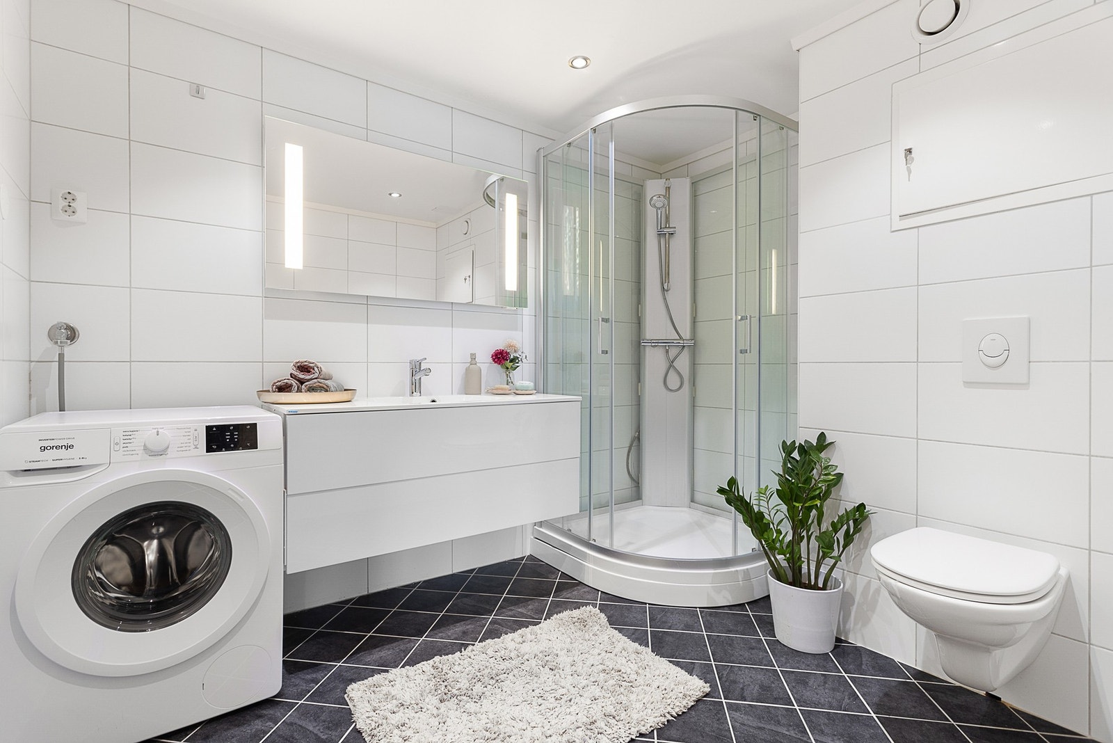 Pent, flislagt bad med varmekabler i gulv. Galleribilde