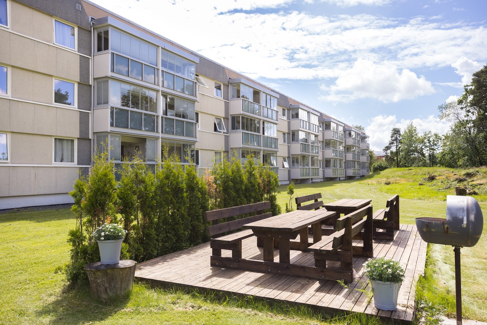 Borettslaget har et stort og pent opparbeidet grøntareal, med lekeplass og sittegrupper til felles bruk. Galleribilde