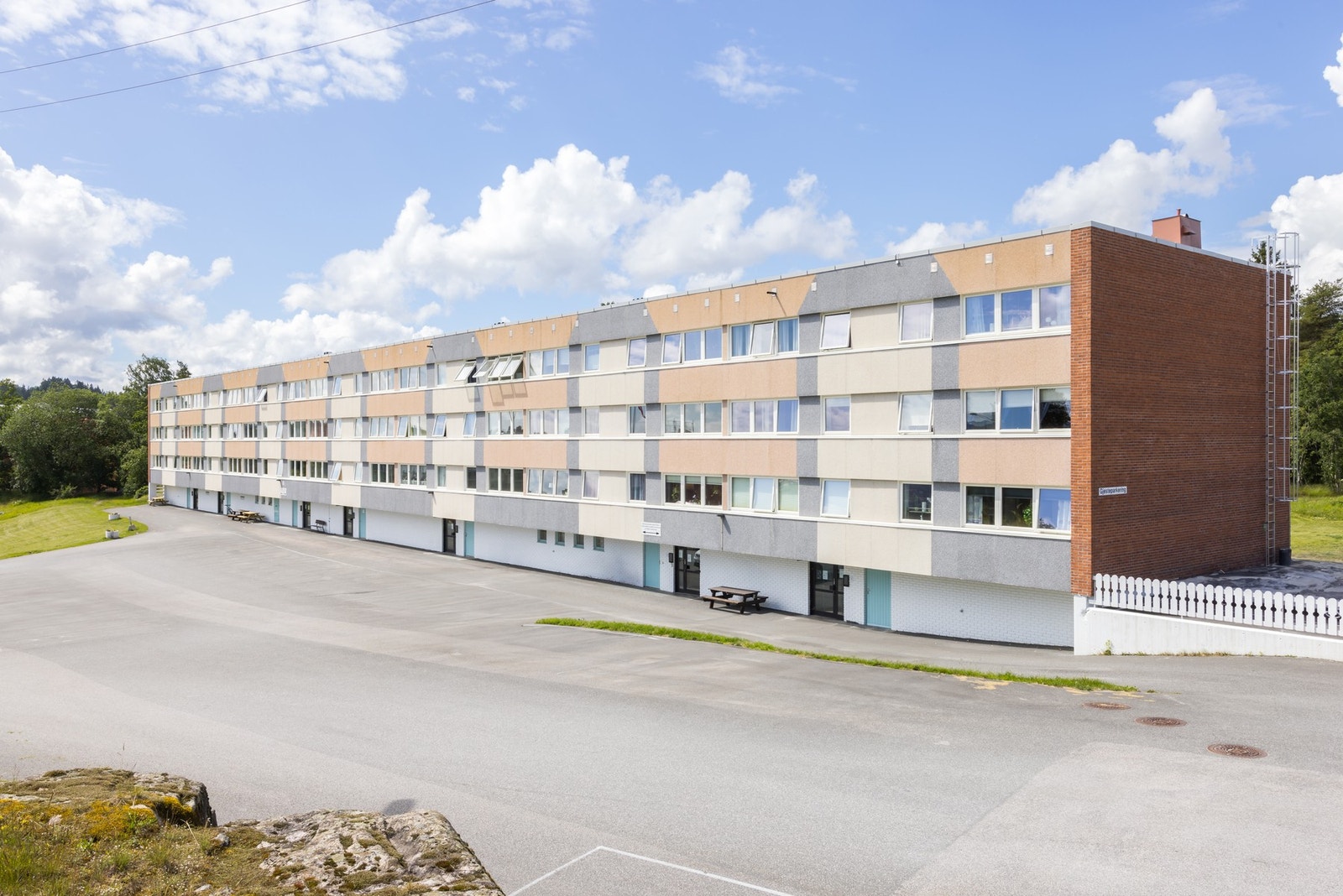 Leiligheten ligger i et rolig og etablert boligområde på Klyve i Skien kommune. Her er det kort avstand til det meste av det du trenger i hverdagen. Galleribilde