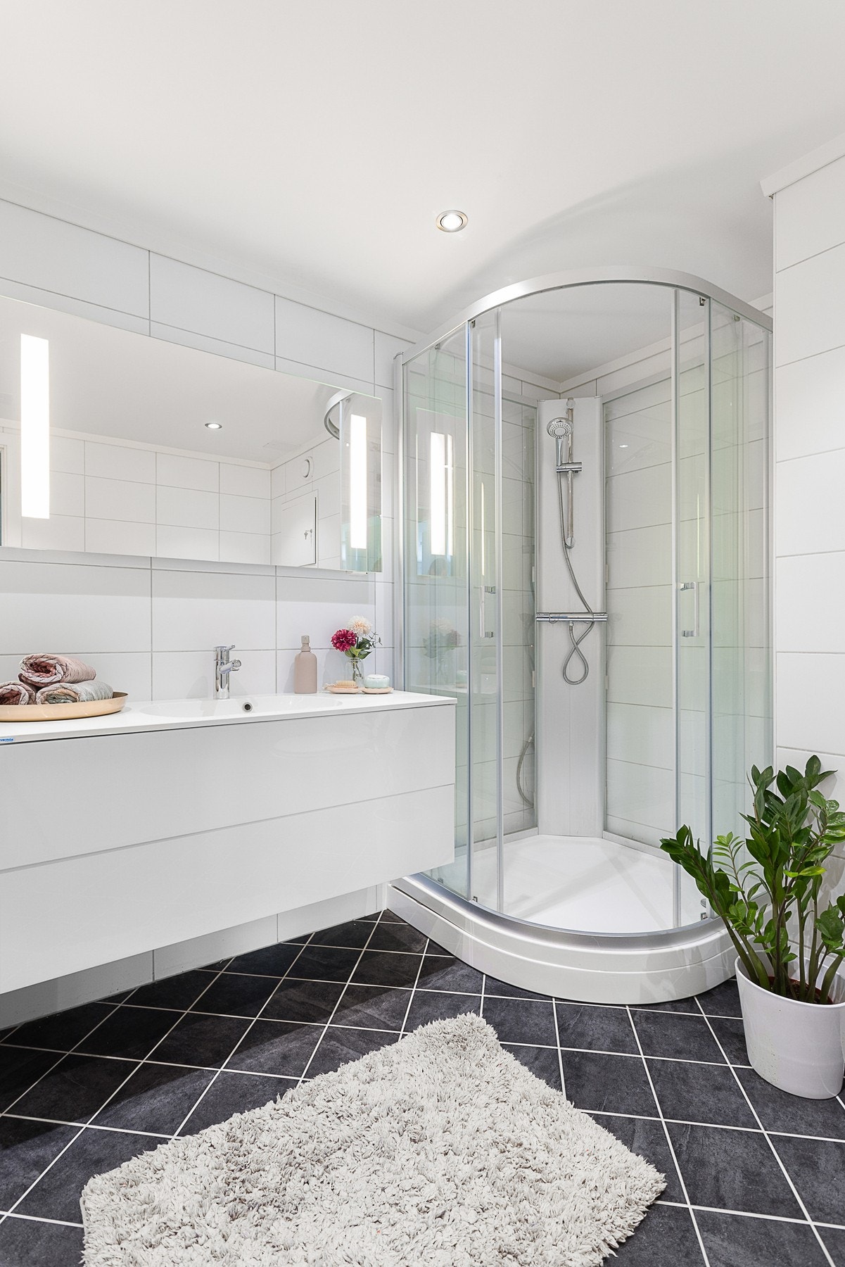 Det er felles varmtvann i boligblokken med varmtvannstaker plassert i fellesarealer i kjeller. Galleribilde