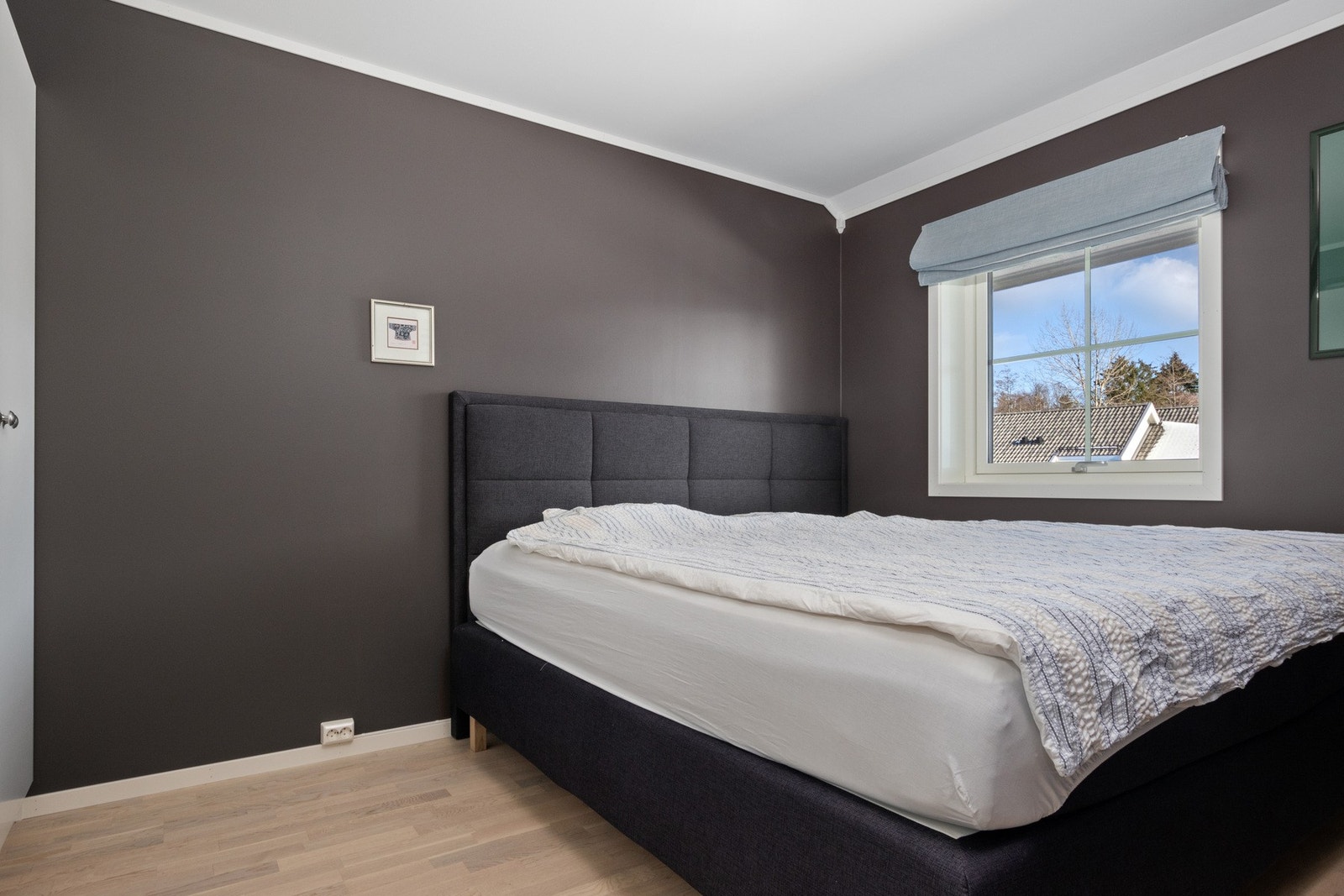 Leiligheten har tre smakfulle soverom med parkettgulv - to i andre etasje og ett i den øverste etasjen. Galleribilde