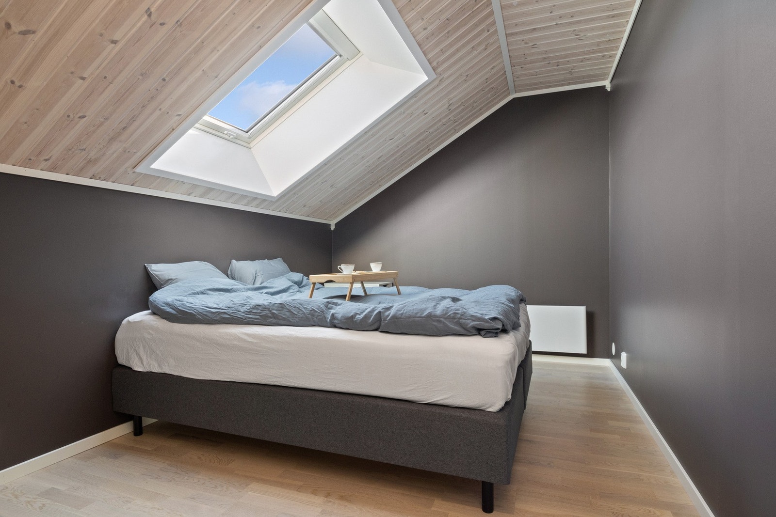 Hyggelig soverom med takvindu. Galleribilde