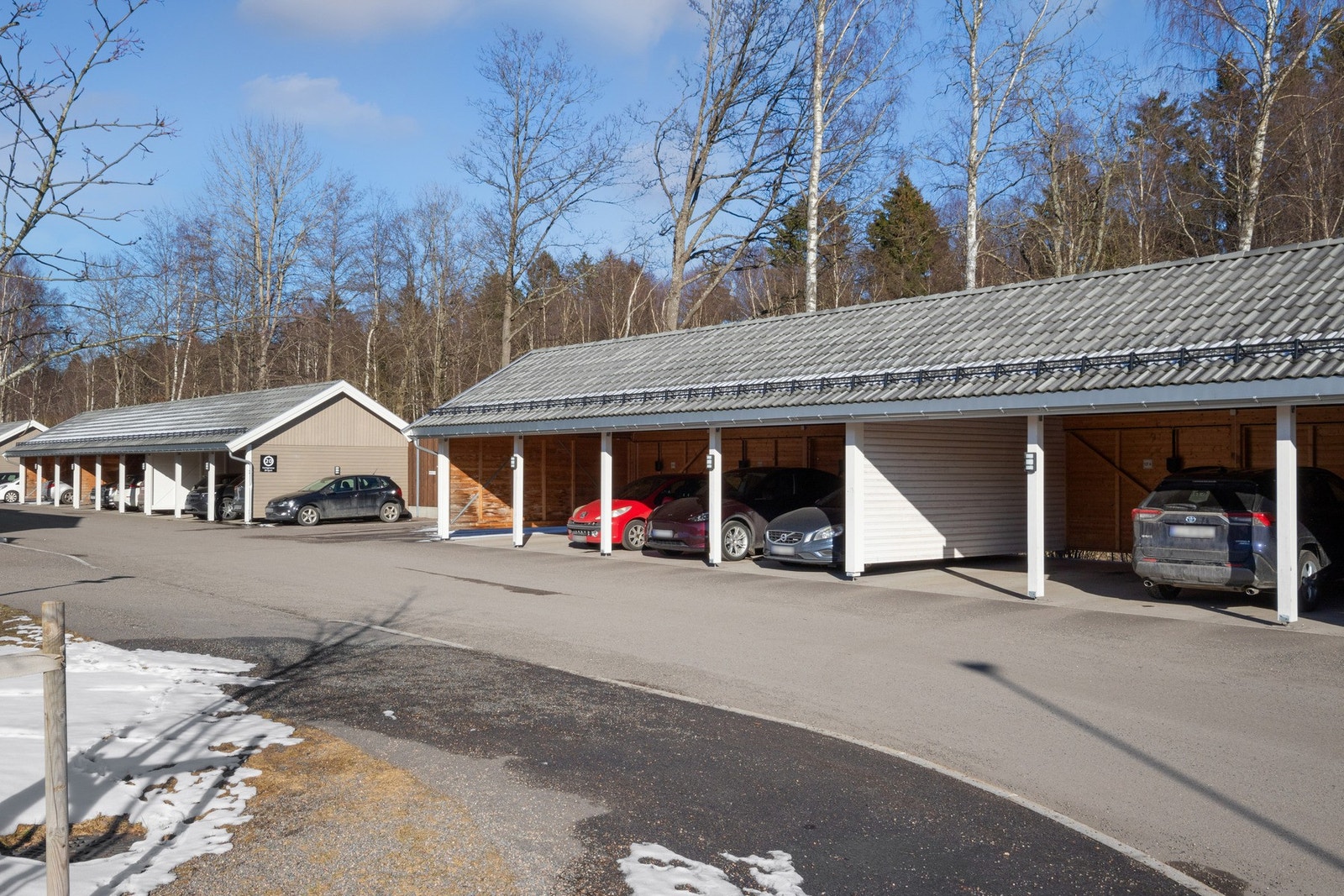 Det følger med egen carport i felles rekke, klargjort for oppføring av elbillader. Galleribilde