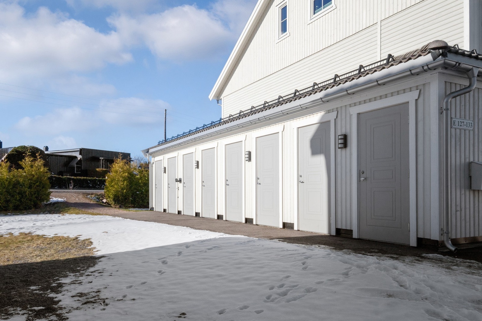 Det medfølger utebod i rekke. Galleribilde