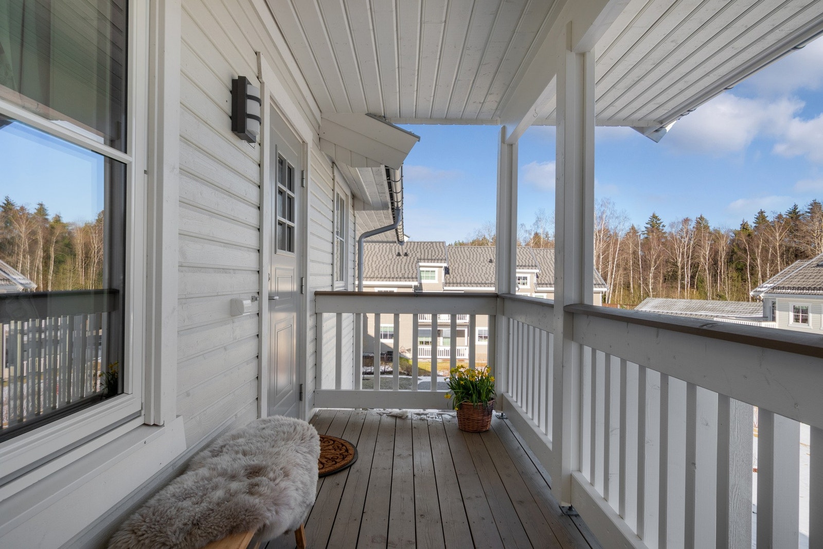 Leiligheten ligger i andre etasje og har adkomst via et eget, overbygget inngangsparti. Galleribilde