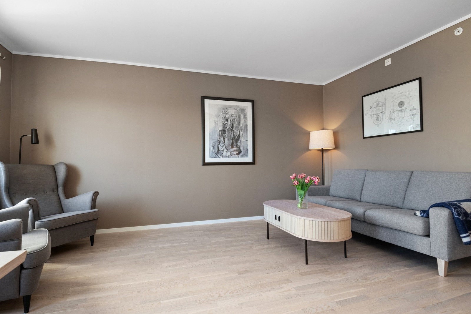 Stuen er svært pen, med et stort vindu som slipper inn godt med dagslys. På stuegulvet er det parkett, mens veggflatene er malt i lekre jordfarger. Galleribilde