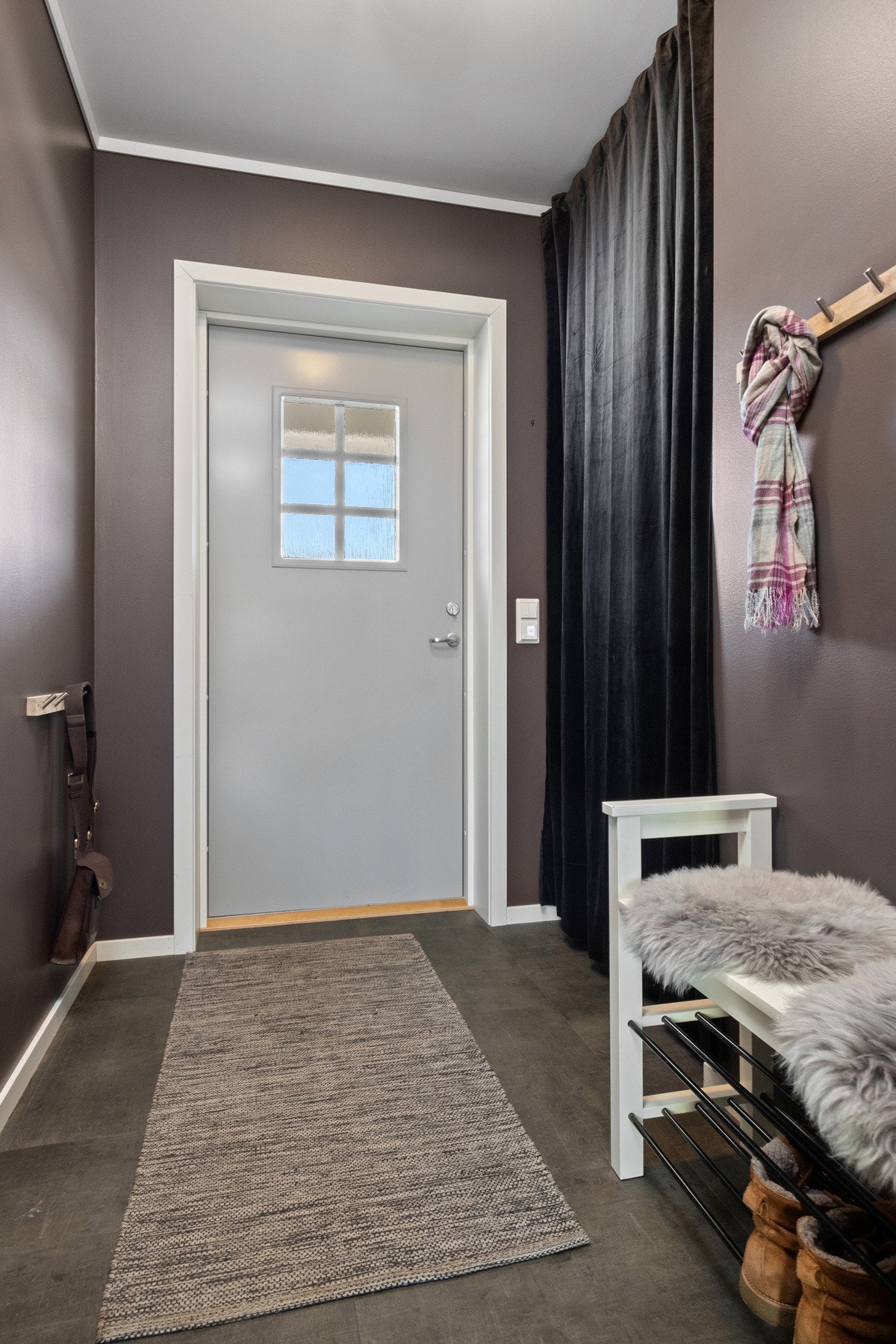 Entreen er innbydende med sort klikkvinyl på gulvet og veggflater malt i lun farge. Galleribilde