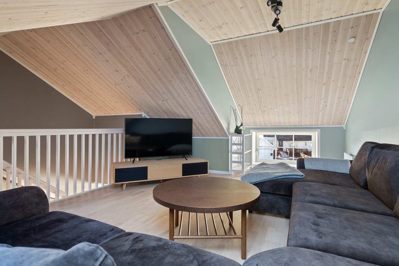 Stuen gir ekstra fleksibilitet til familien, og rommet er perfekt hvis man ønsker å trekke seg litt tilbake med en god bok eller film. Galleribilde