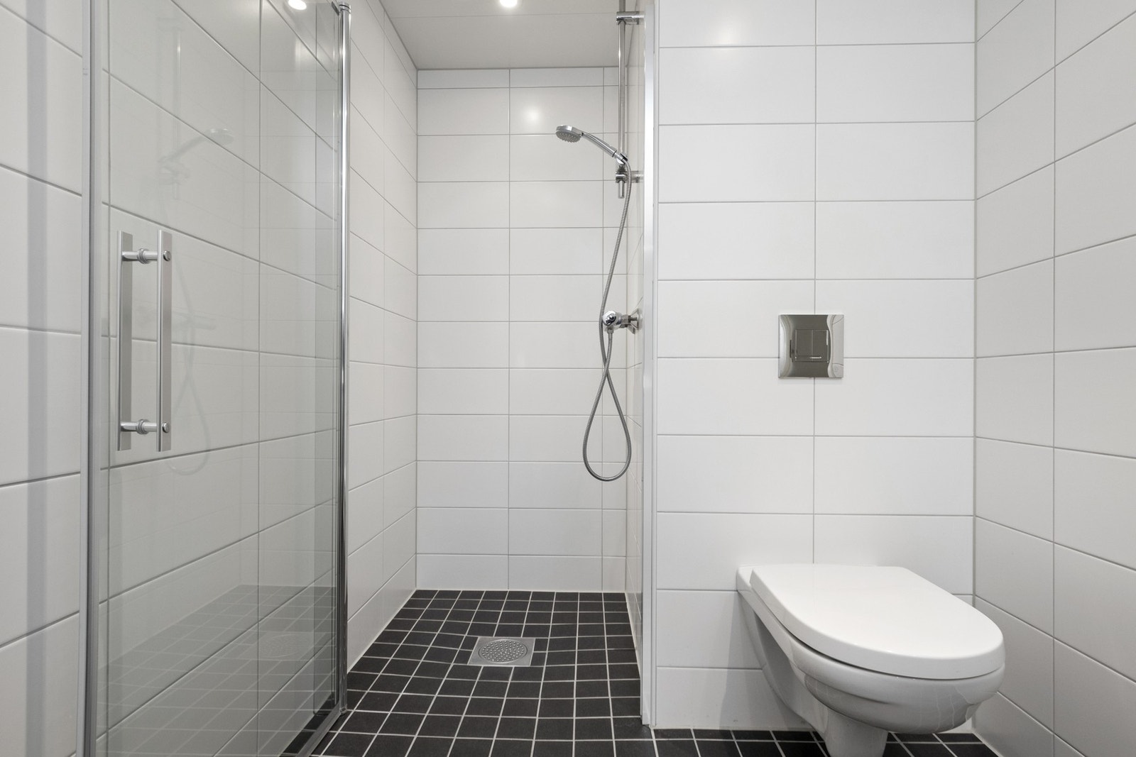 På badet nede er det downlights i himlingen, opplegg for vaskemaskin og en dusjnisje med innfellbar dør. Galleribilde