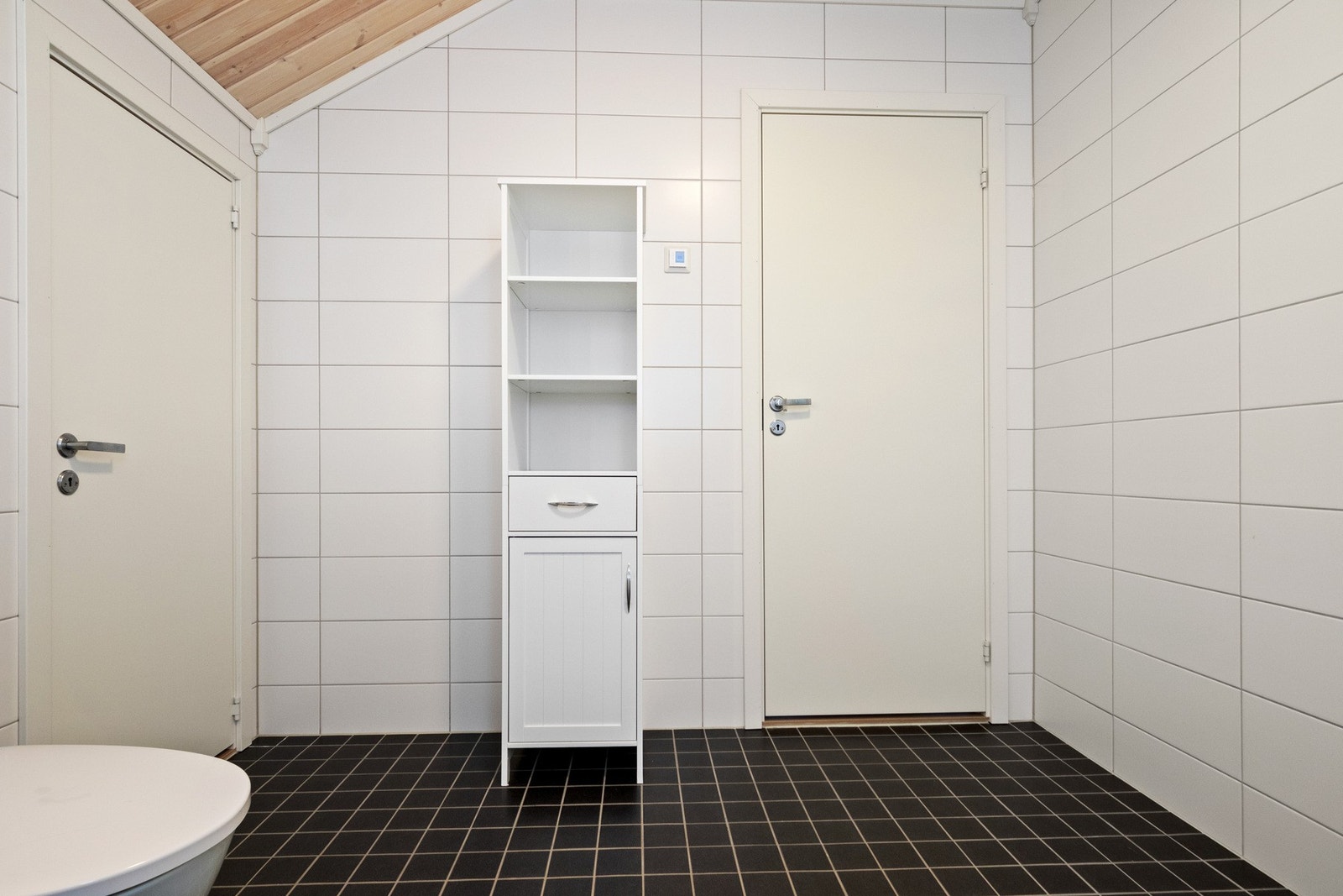 Tilliggende badet er det et hendig kott. Galleribilde