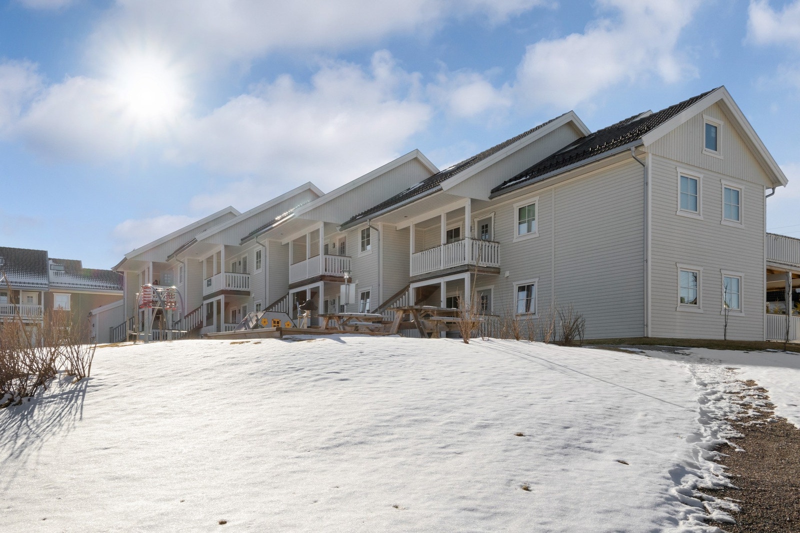 Fellesområdet er flott opparbeidet med store grøntarealer, trær, gruslagte stier, diverse beplantning og asfalterte internveier. Galleribilde