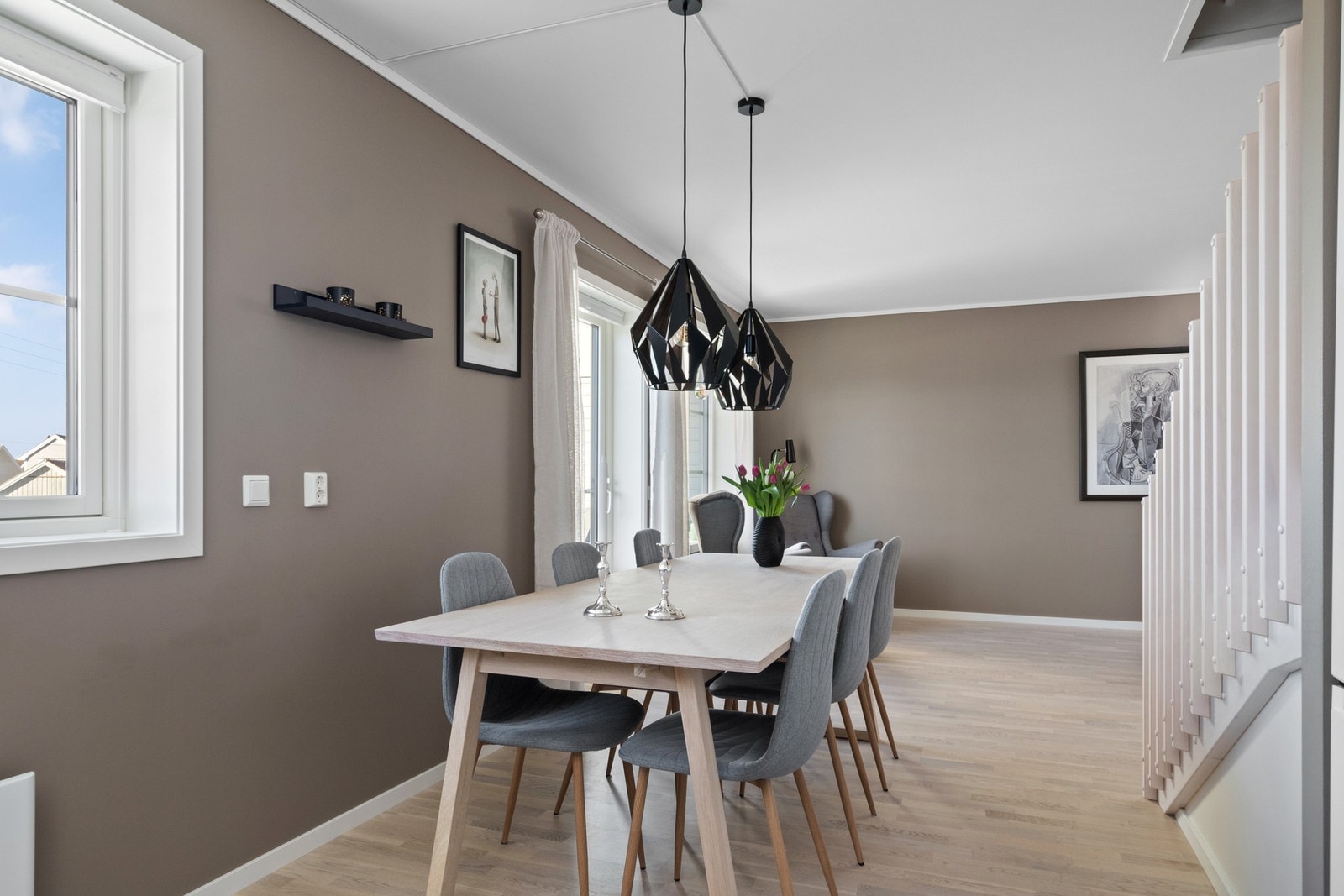 Stuen er naturlig inndelt i ulike brukssoner, og det passer utmerket å innrede med spisebord utenfor kjøkkenet. Galleribilde