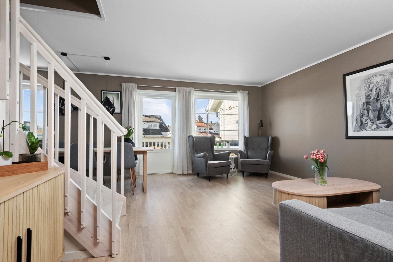 En glassdør fører ut til balkongen, en herlig romforlengelse i sommerhalvåret. Galleribilde