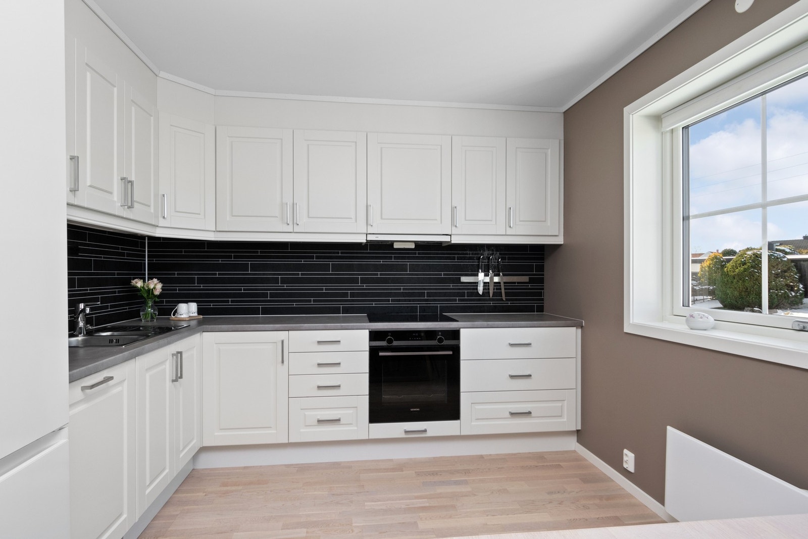 Av hvitevarer har kjøkkenet integrert induksjonstopp, stekeovn og oppvaskmaskin. Galleribilde