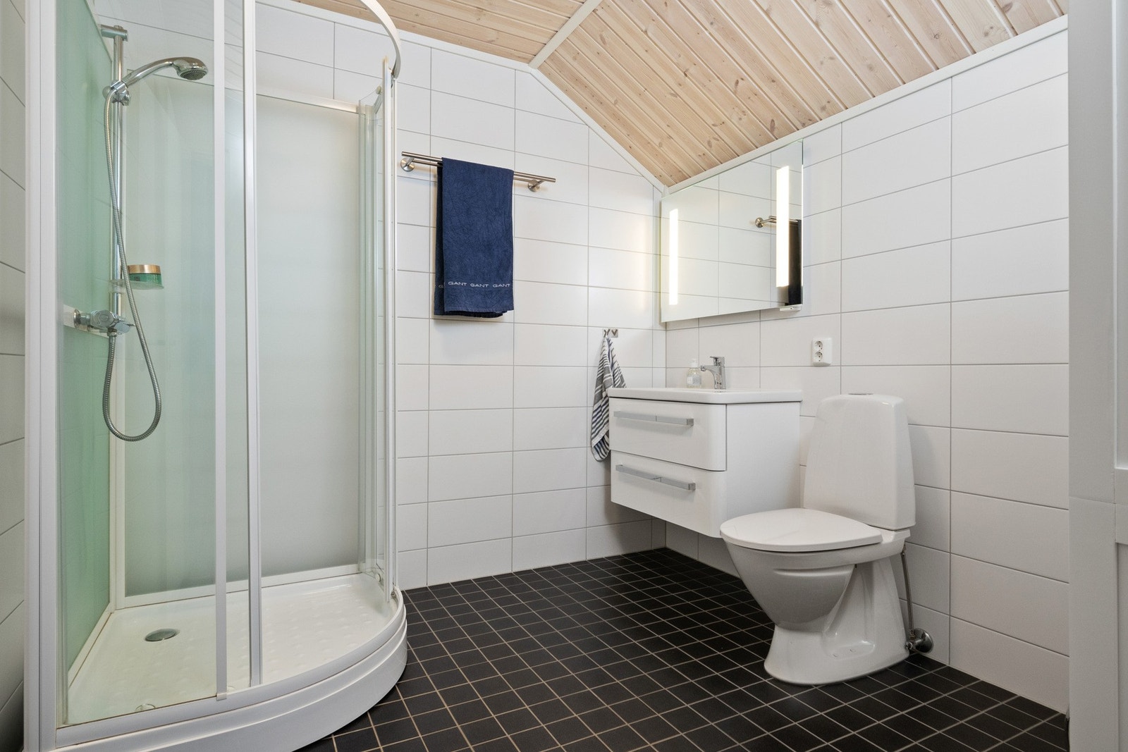 Badet oppe har et romslig dusjkabinett. Galleribilde