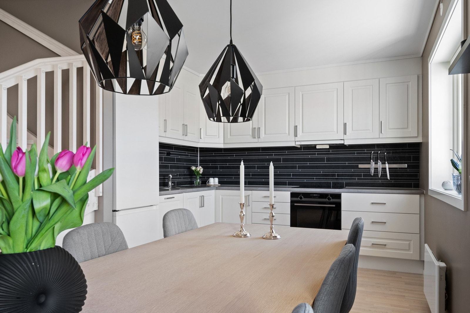 Det er godt med skap- og benkeplass på kjøkkenet. Over kokesonen er det montert komfyrvakt og ventilator. Galleribilde