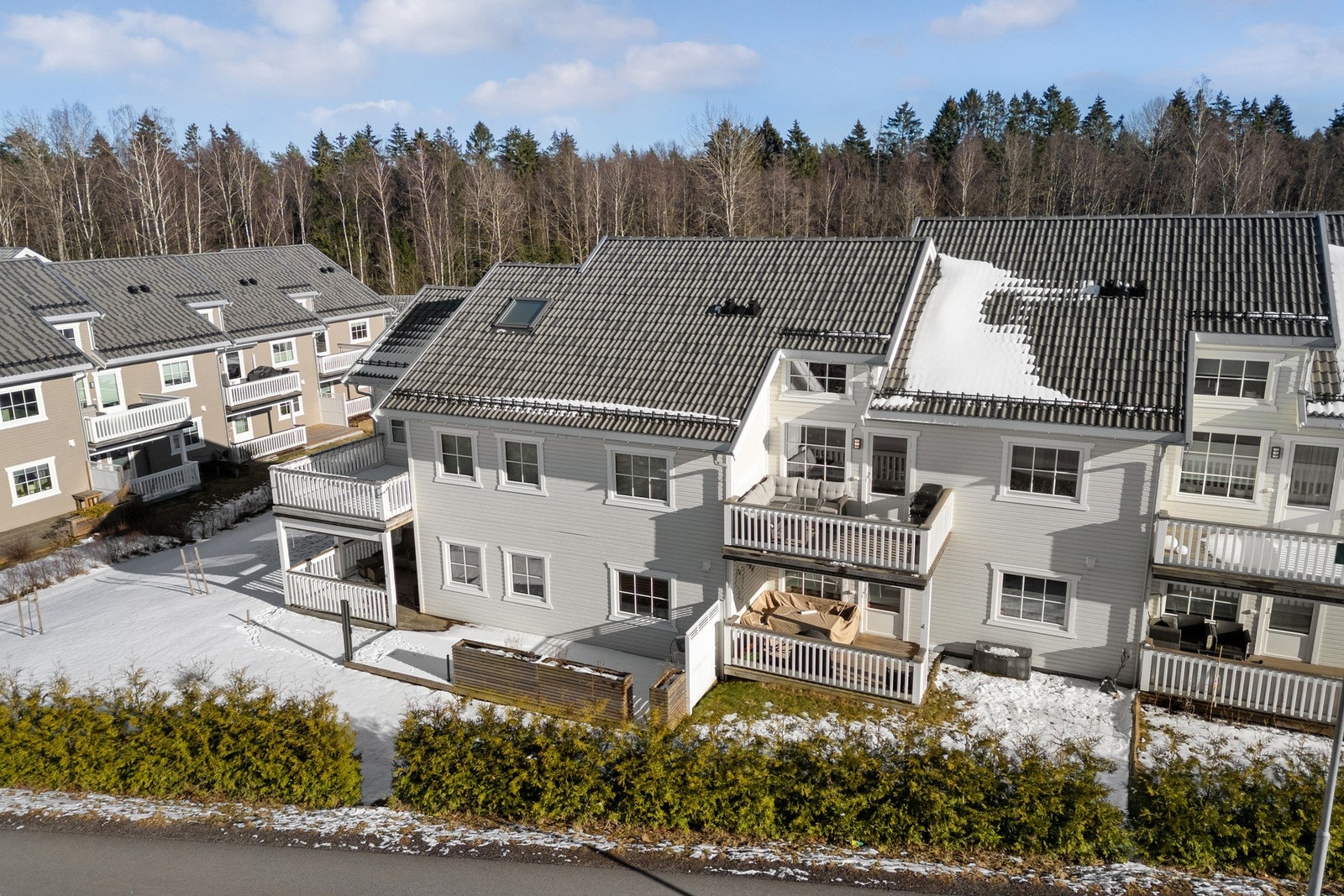 Her bor man i et barnevennlig og veletablert område, like ved buss, butikk og flotte turmuligheter i Ilebrekkeskogen. Galleribilde