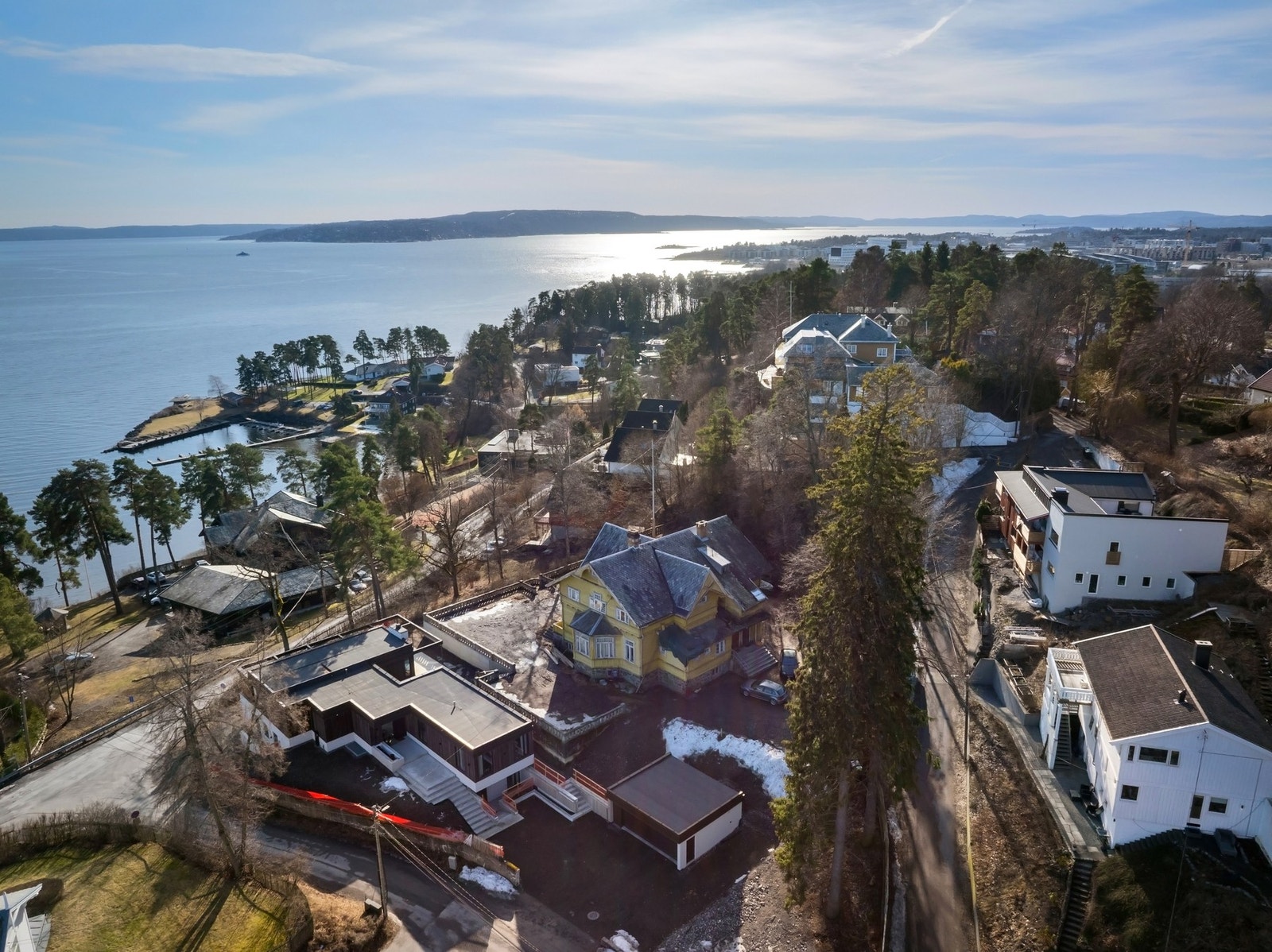 Gangavstand til Lysaker stasjon - med tog, flytog og buss, som gir nærhet til Oslo og verden. Galleribilde