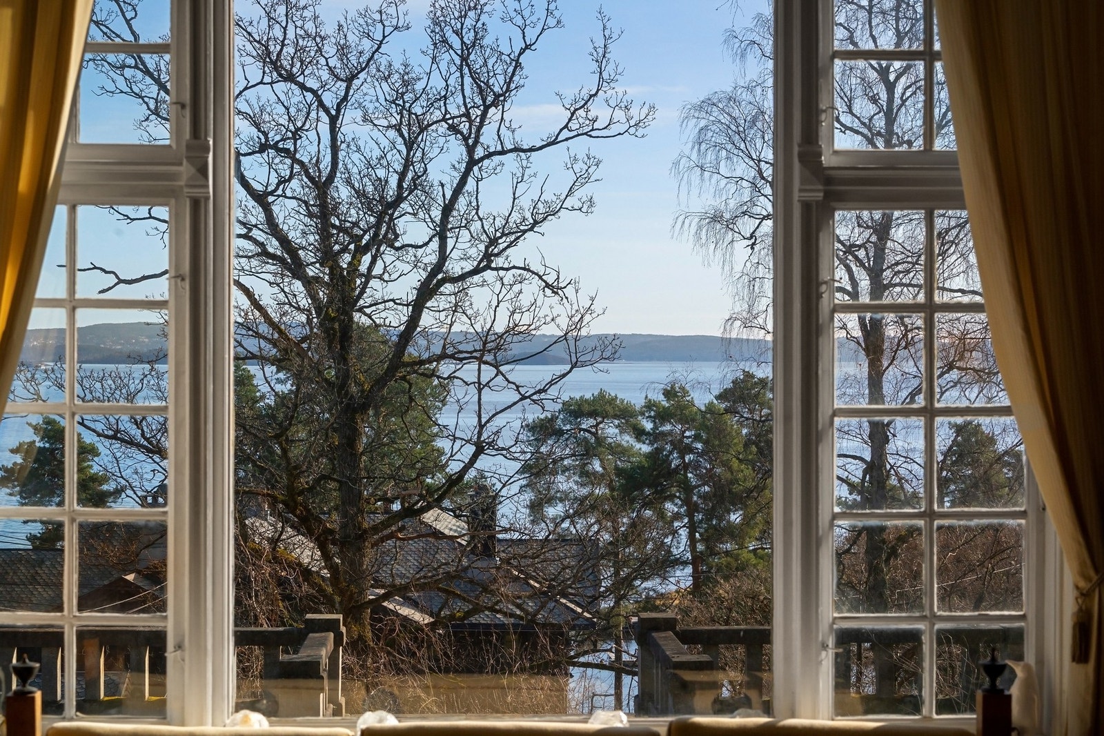 Utsikt fra boligen mot sjøen. Galleribilde