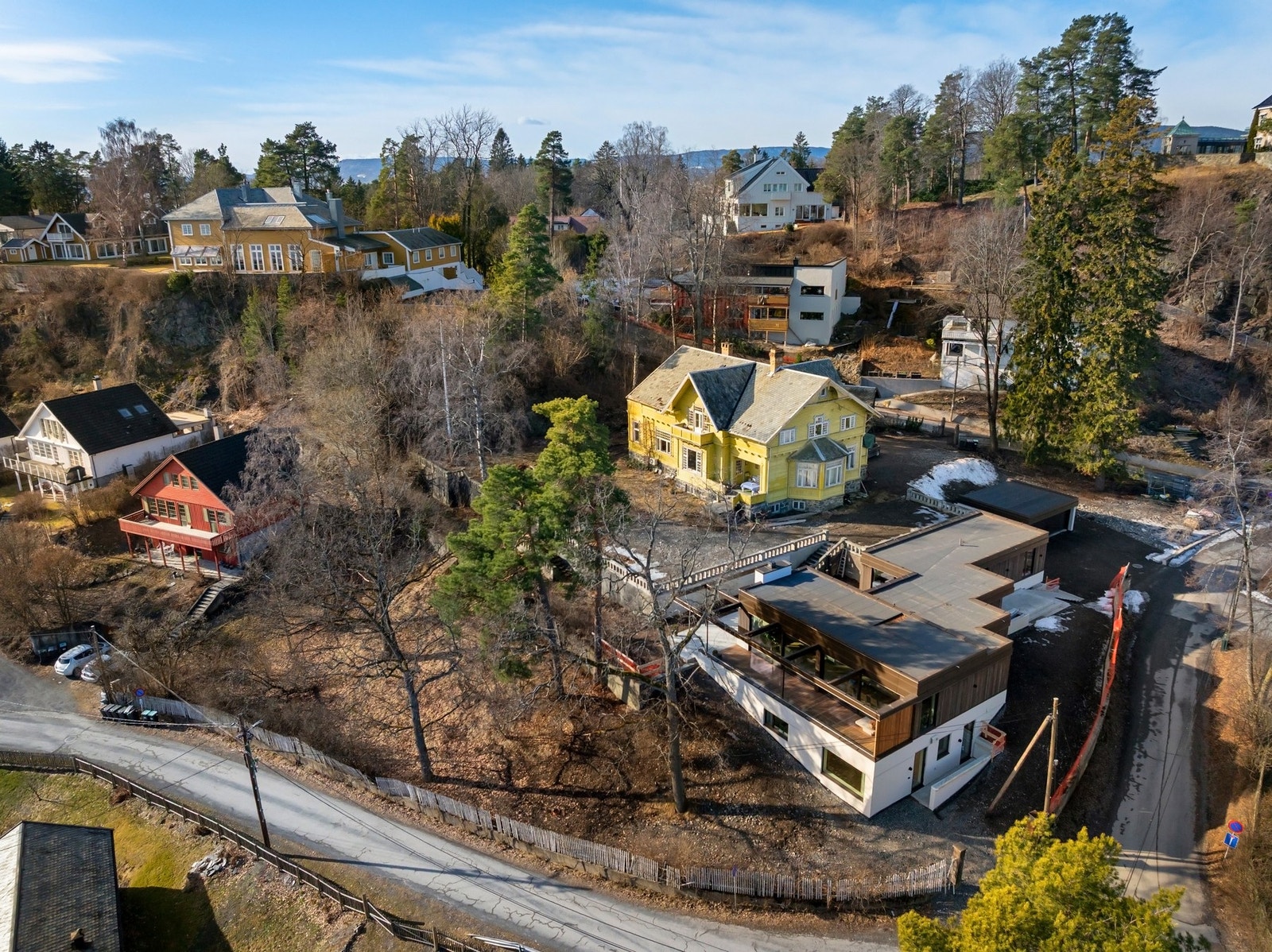Restaureringsprosjekt med stort potensial for tilbakeføring til enebolig. Galleribilde