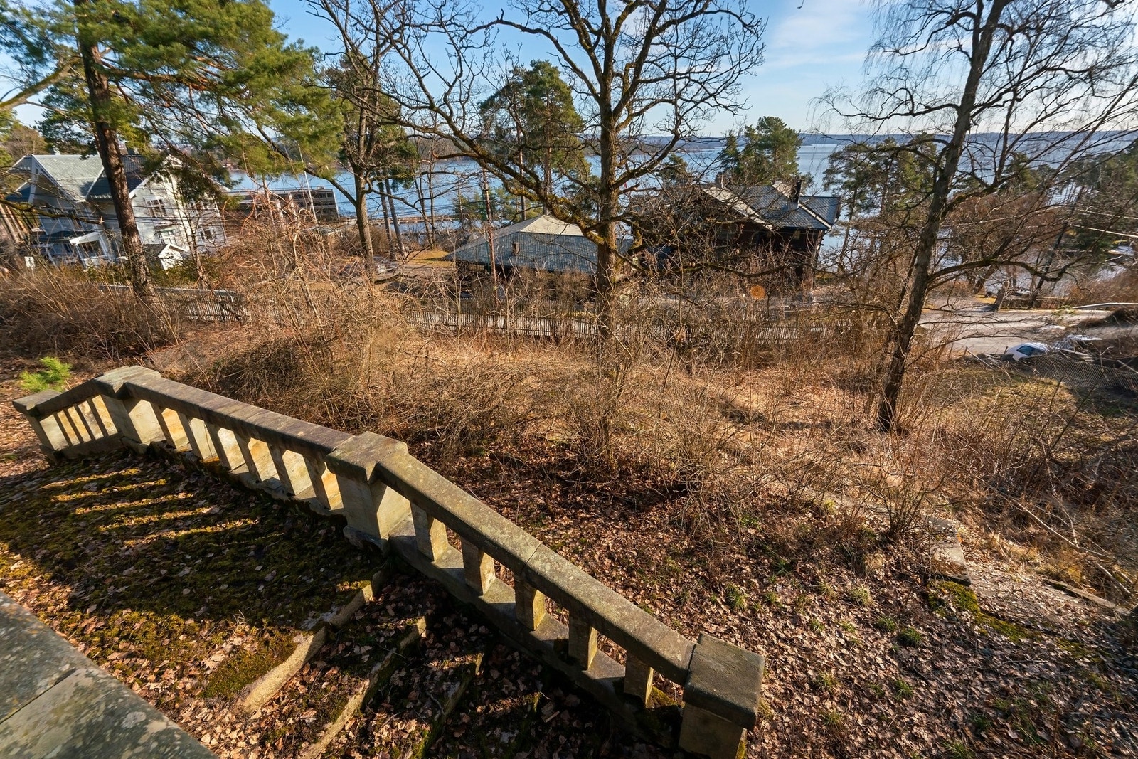 Tomten på 2,3 mål er anlagt som et hageanlegg i flere nivåer. Galleribilde