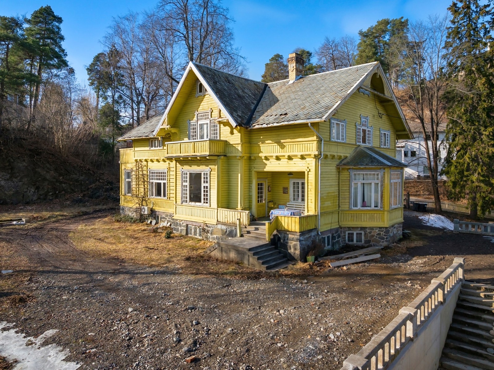2,3 mål tomt med terrasser, hage og balustrade i italiensk kleberstein fra 1920-tallet. Galleribilde