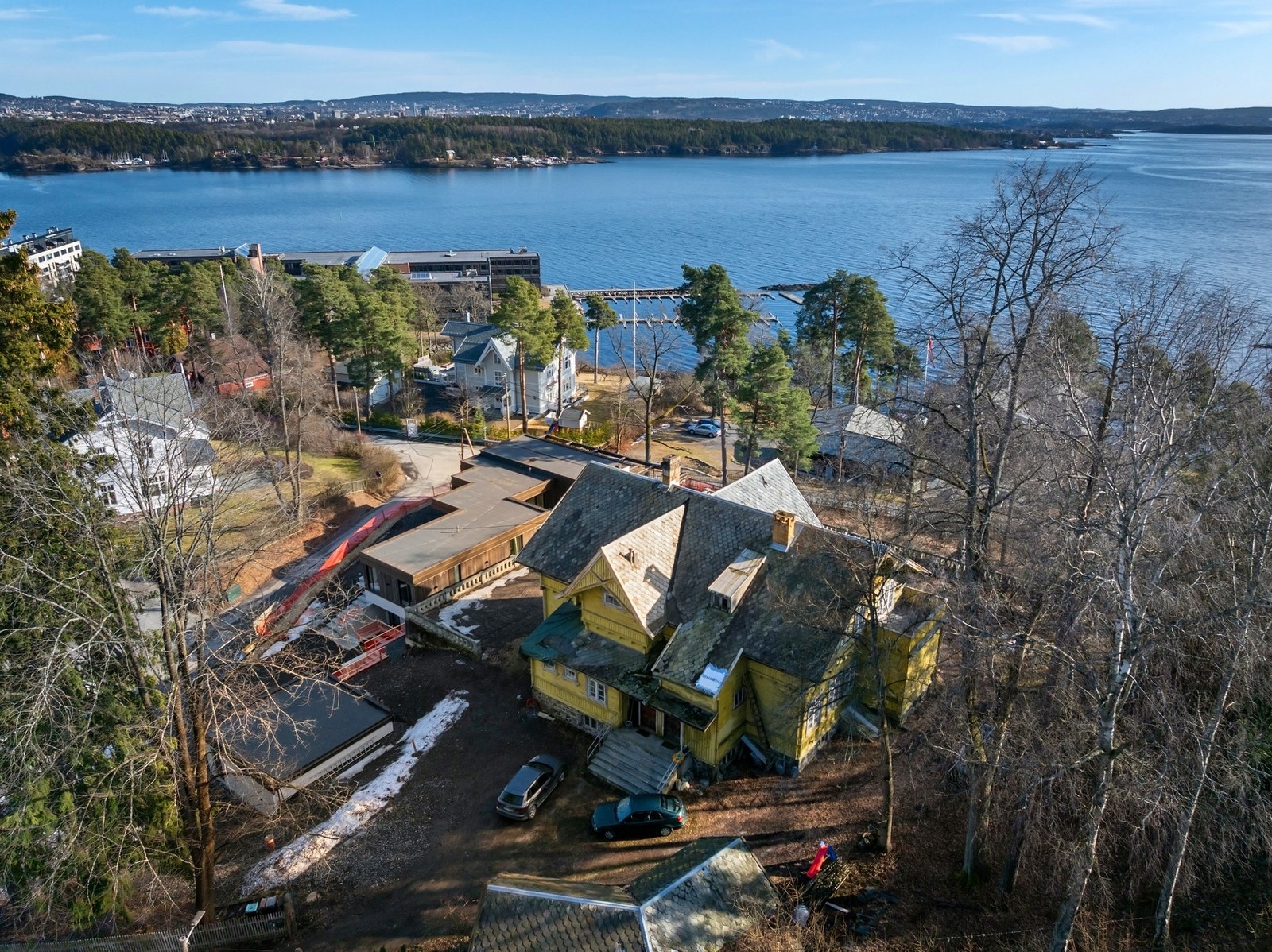 Åpen fjordutsikt og nærhet til vann, badeliv og vellets felles strand. Galleribilde