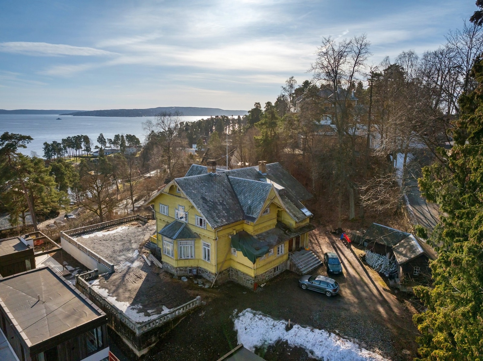 Bevarte arkitektoniske detaljer - skifertak, kledning, dører og originale vinduer. Galleribilde