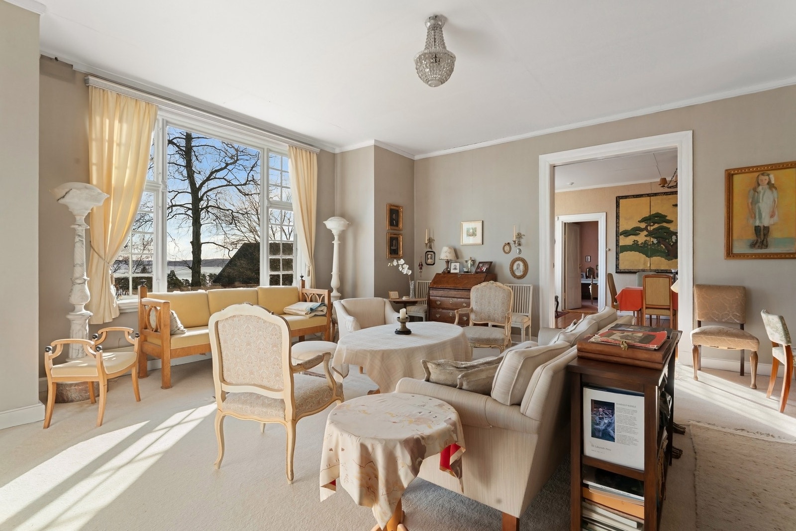 Romslige arealer og planløsning med stort potensial for modernisering og restaurering. Galleribilde