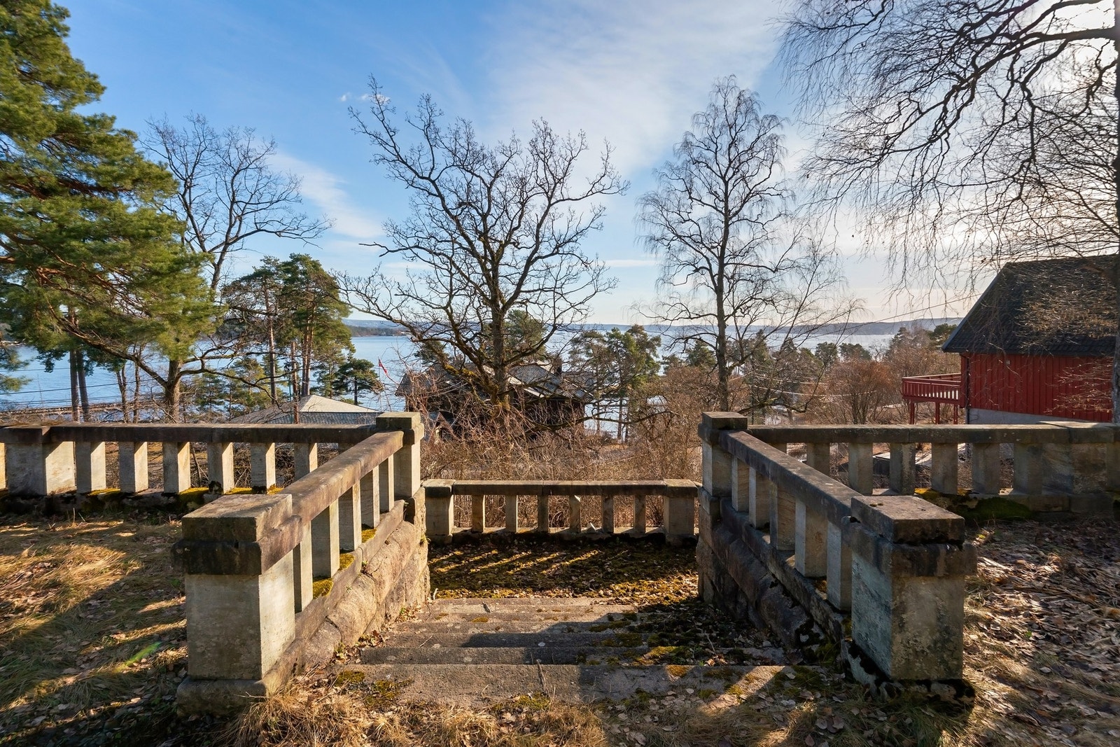 en sjelden sveitservilla fra 1898 med fjordutsikt og historisk karakter. Galleribilde