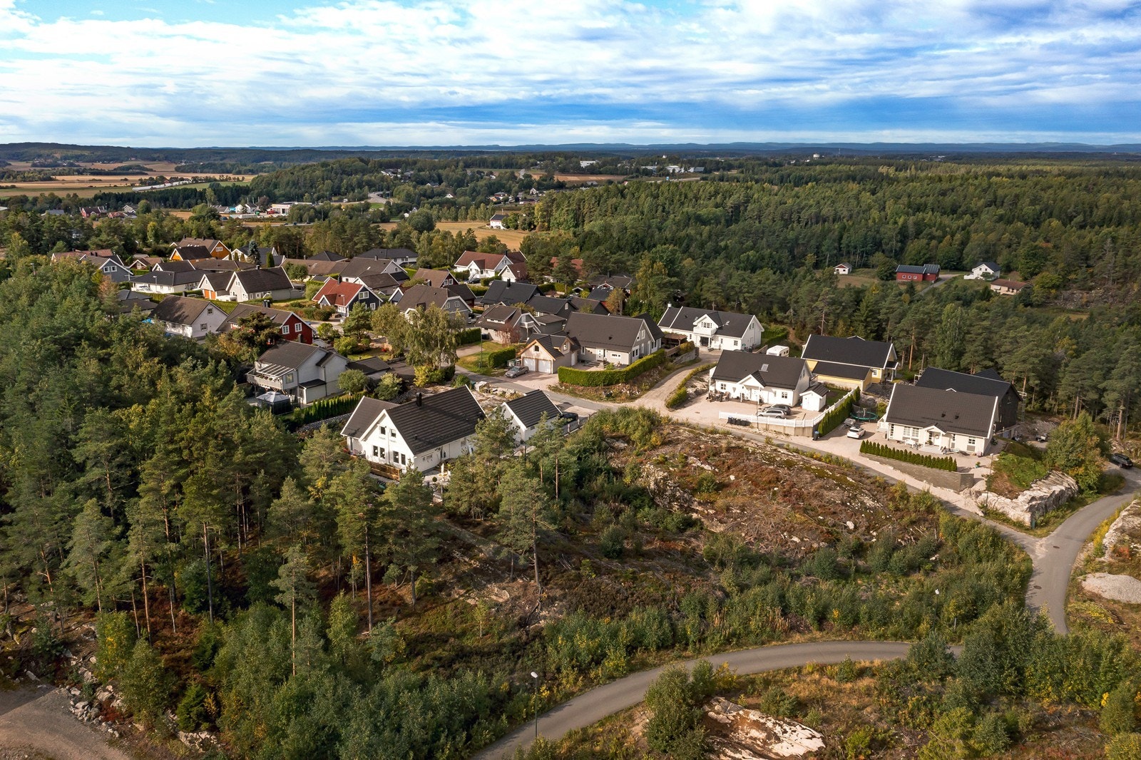Tomten som selges har god utnyttelse og er på ca. 1 166 kvm. Galleribilde