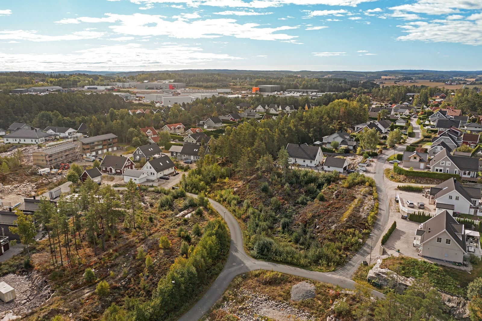 Området består av spredt, eldre boligbebyggelse og et nyutsatt boligfelt. Galleribilde