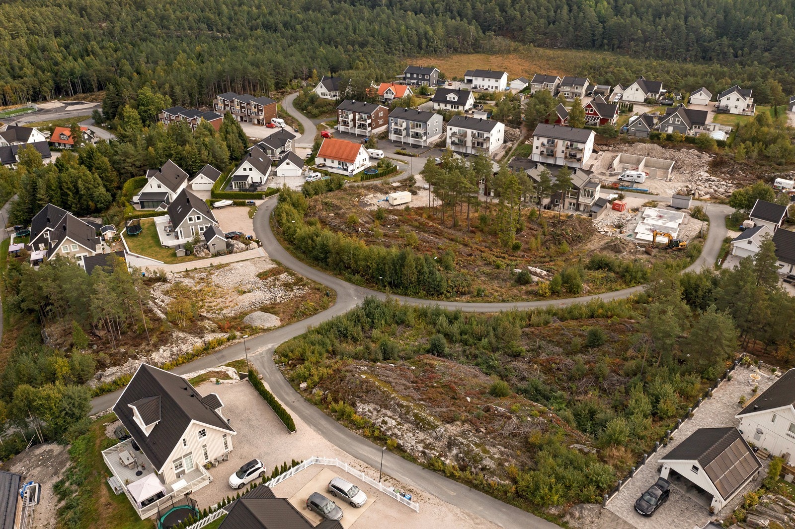 Eiendommen er tilknyttet offentlig vei, vann og avløp. Vann og avløp ligger inn til tomtegrense. Galleribilde