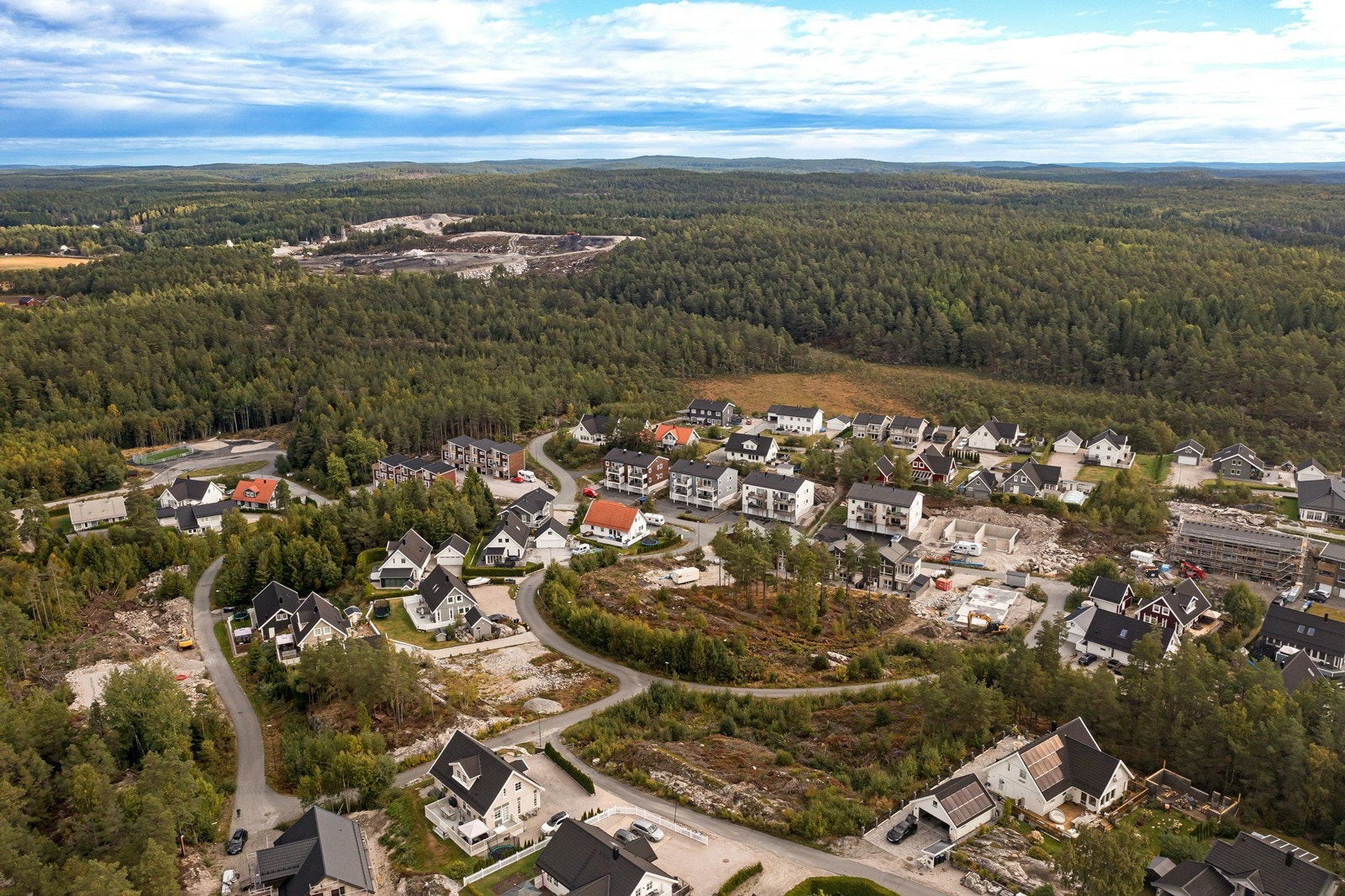 Med kort vei til både påkjøring til E6 og jernbanestasjon med gratis pendlerparkering, er dette et ypperlig område å bo. Galleribilde