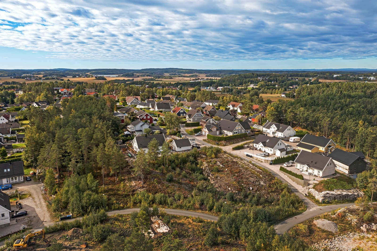 Det er gangavstand til bussholdeplass med skolebuss og avstanden til Karlshus/ Råde sentrum er ca. 5 km. Galleribilde