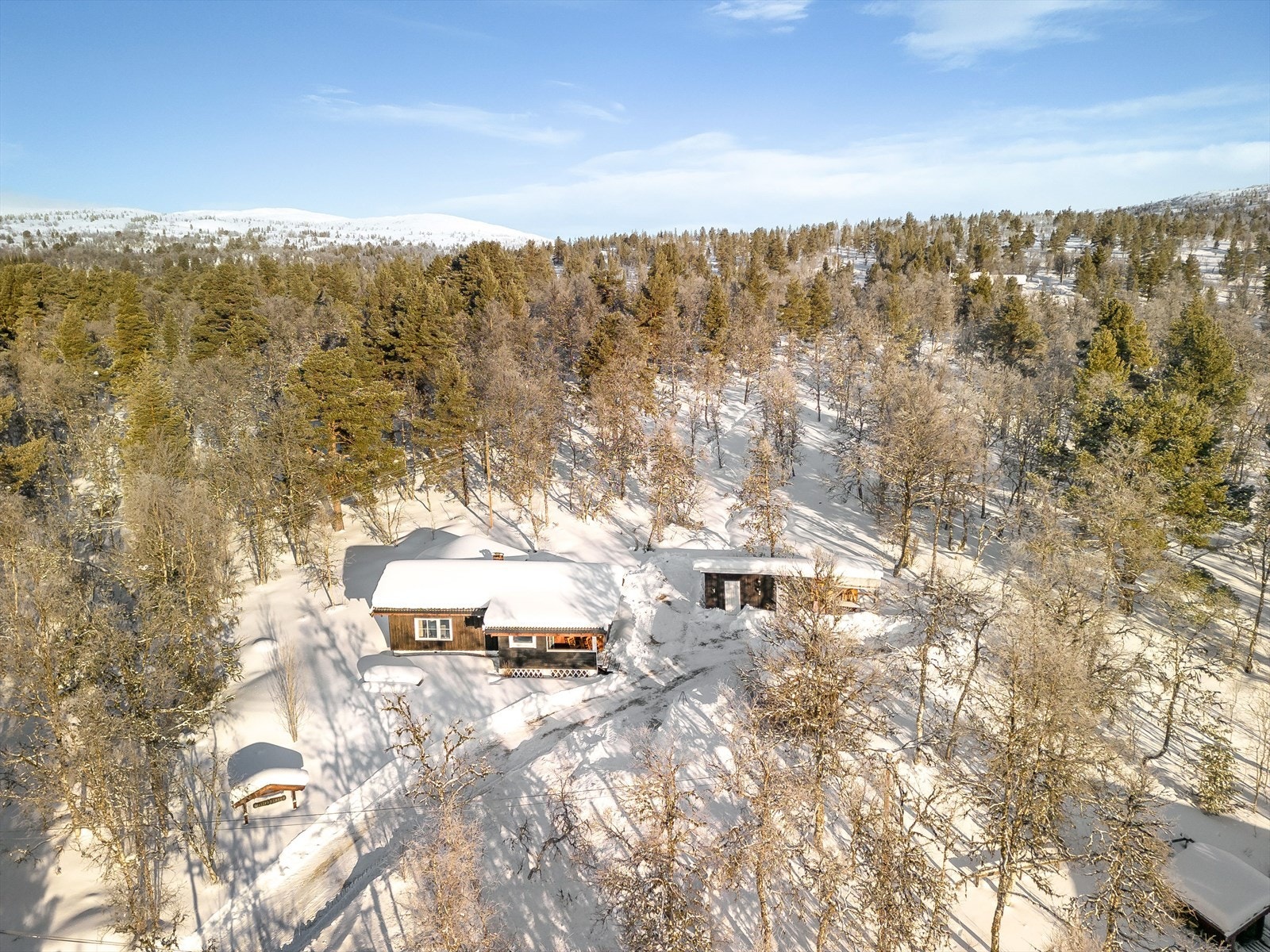 Dronefoto mot nord. I områdene nordover er det flere vann- og topper som kan lokke om man er glad i tradisjonelt friluftsliv. Eiendommen ligger fint til i flotte omgivelser, kun ca. 3,7 km fra selve Savalen med alle sine kjente attraksjoner. Galleribilde