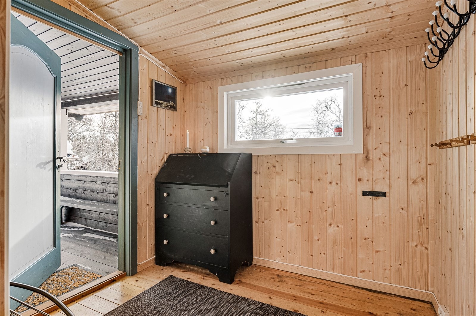 Velkommen inn! Lys gang med opphengsmuligheter for tøy. Galleribilde