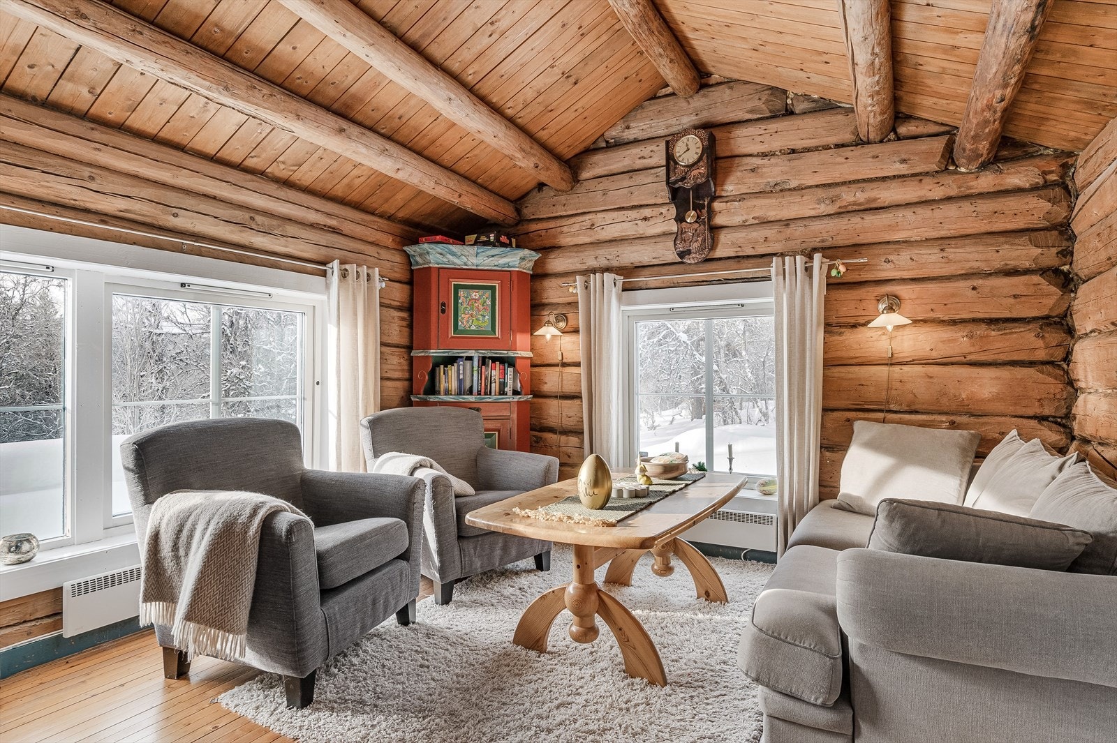 Stua har rikelig med vindusflater på to sider, som slipper inn godt med dagslys. Galleribilde